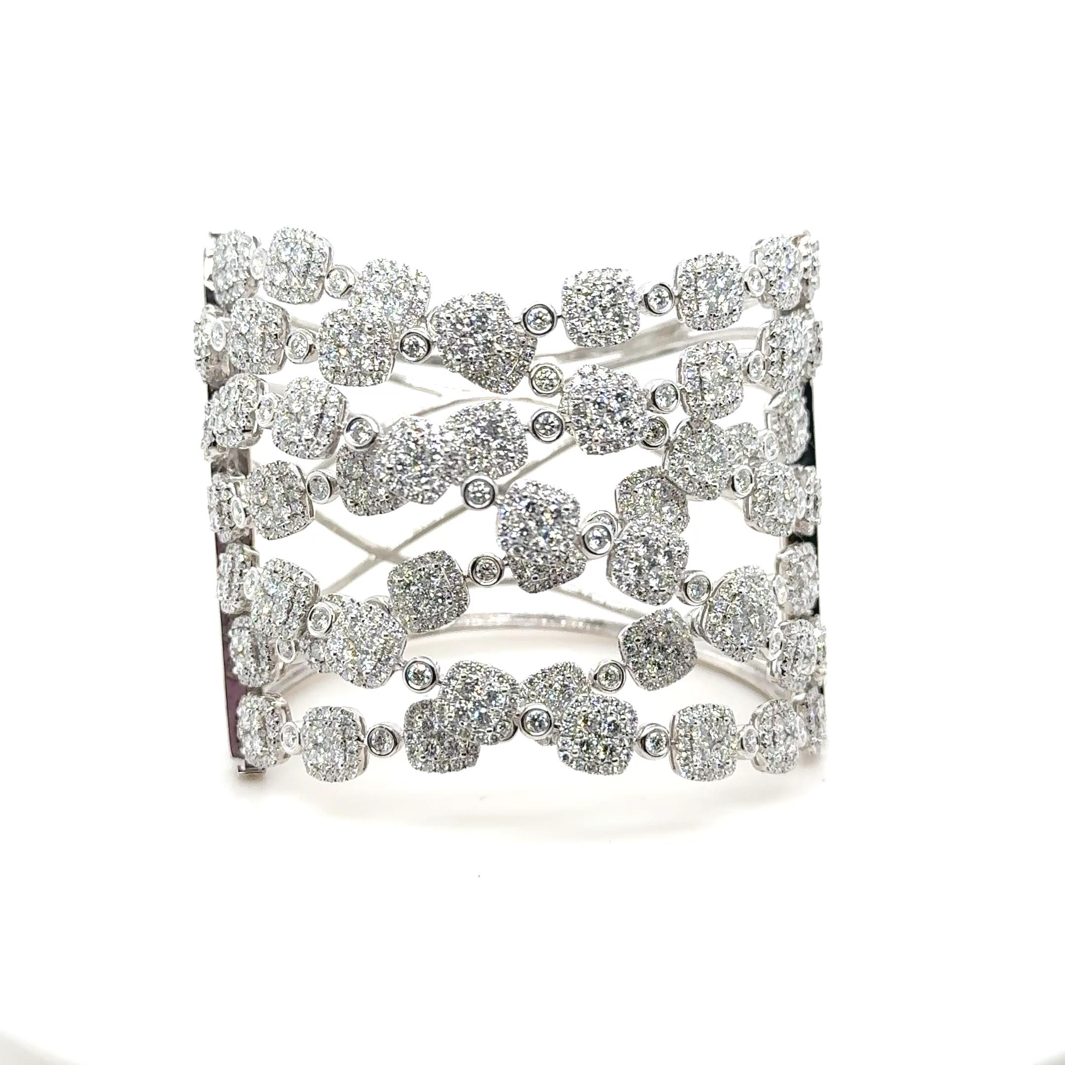 Cet extraordinaire bracelet à diamants multi-croisés en or blanc 18 carats incarne le summum de la joaillerie de luxe. Conçu à partir d'un motif sculptural croisé, le bracelet présente des lignes fluides qui s'entrelacent élégamment, formant une