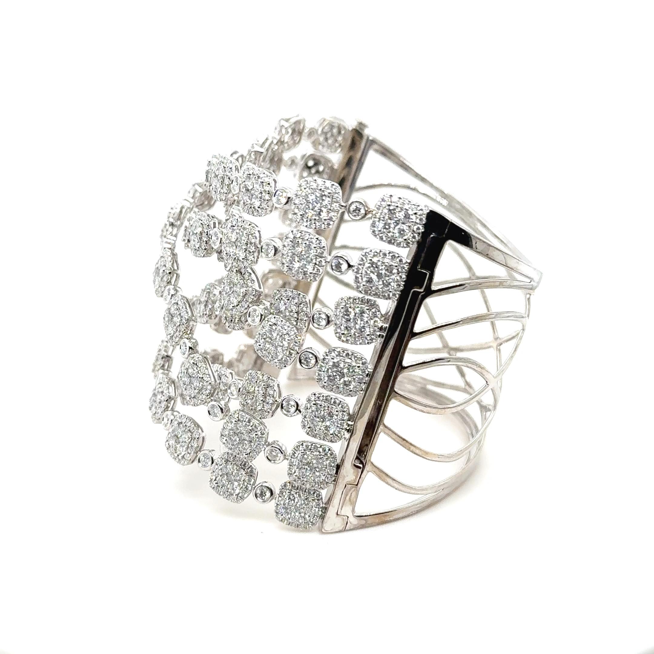 Moderne Bracelet spectaculaire en or blanc 18 carats à diamants multiples croisés en vente