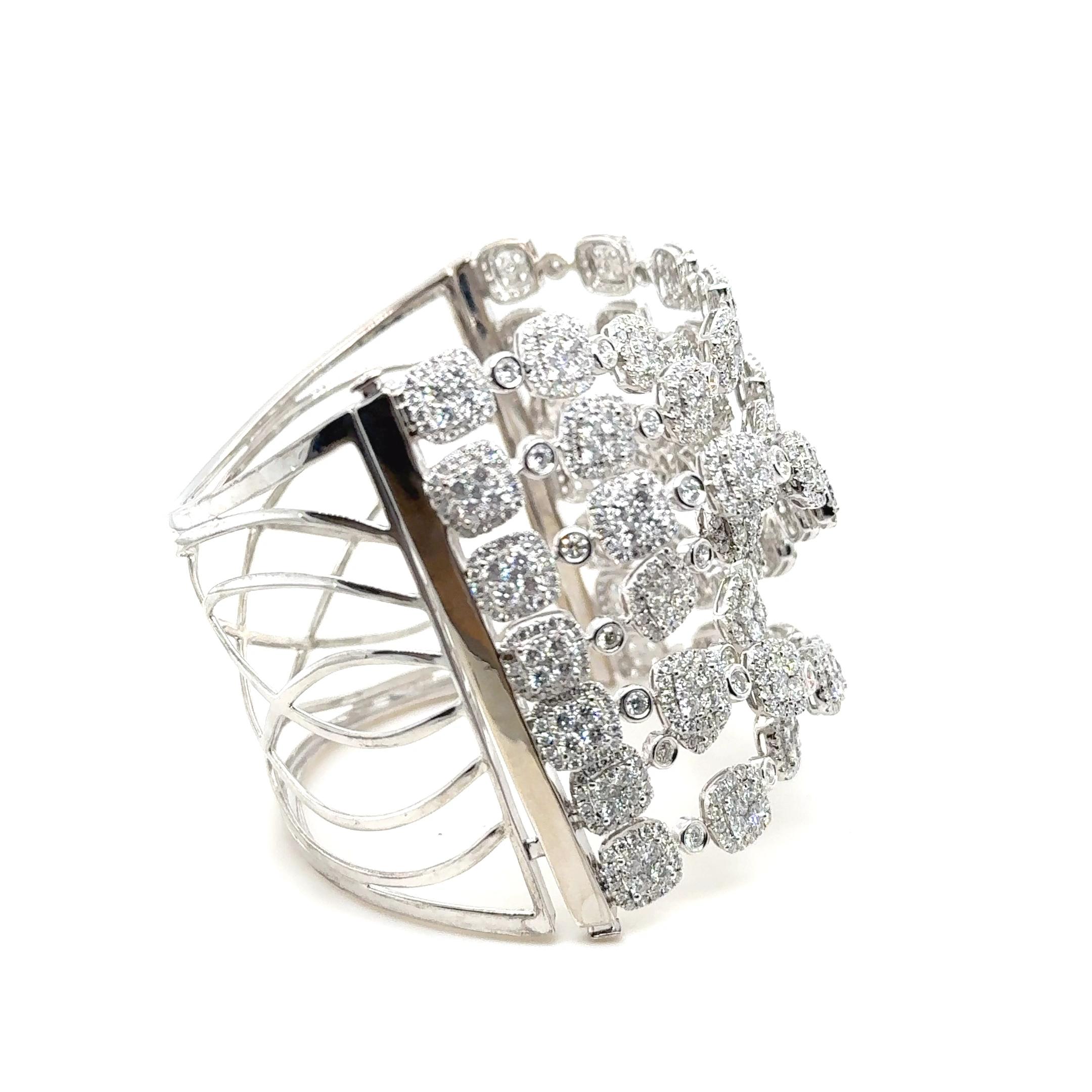 Bracelet spectaculaire en or blanc 18 carats à diamants multiples croisés Bon état - En vente à Coral Gables, FL