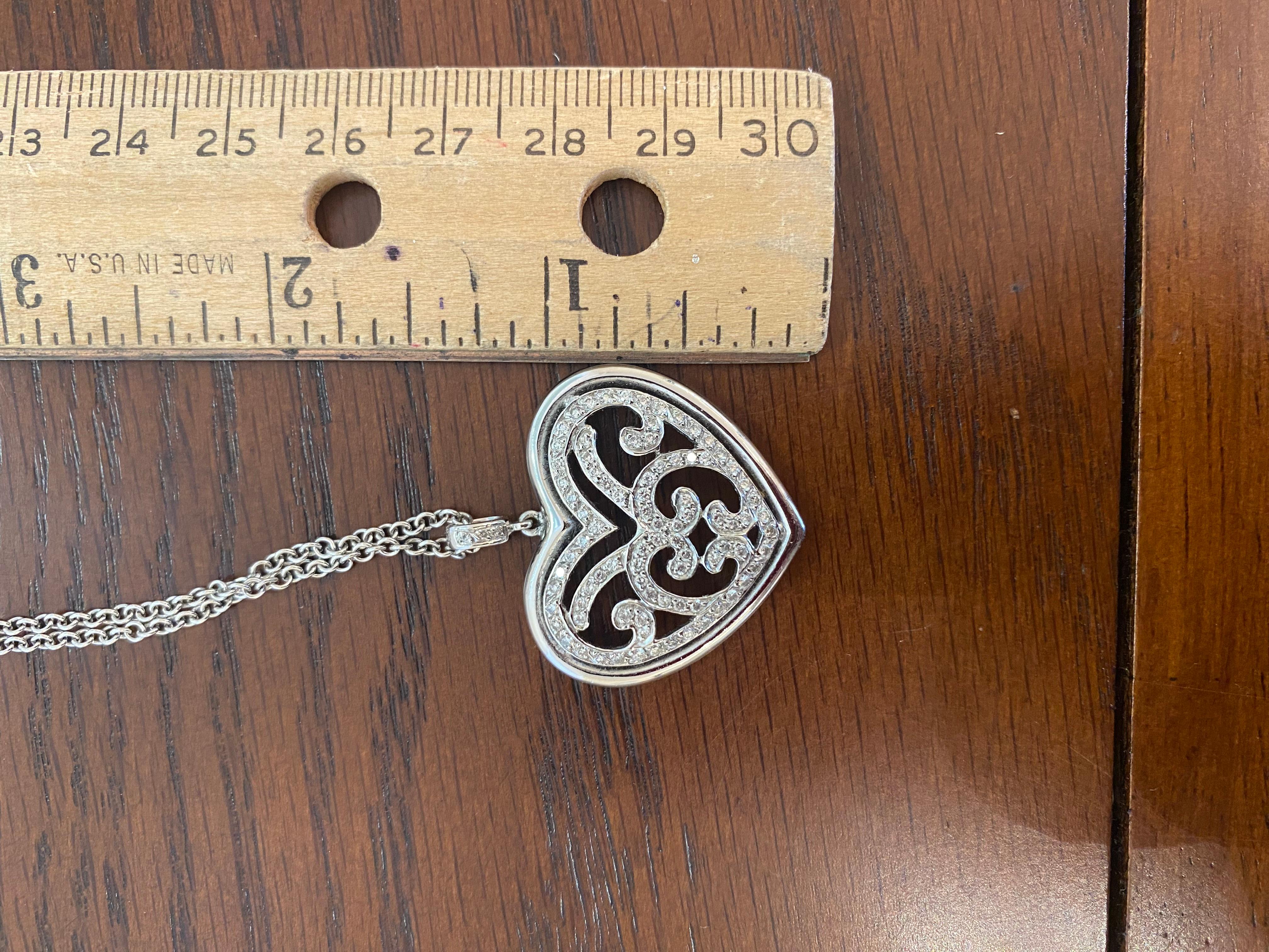Taille ronde Spectaculaire pendentif et chaîne en forme de cœur en or 18 carats et diamants en vente