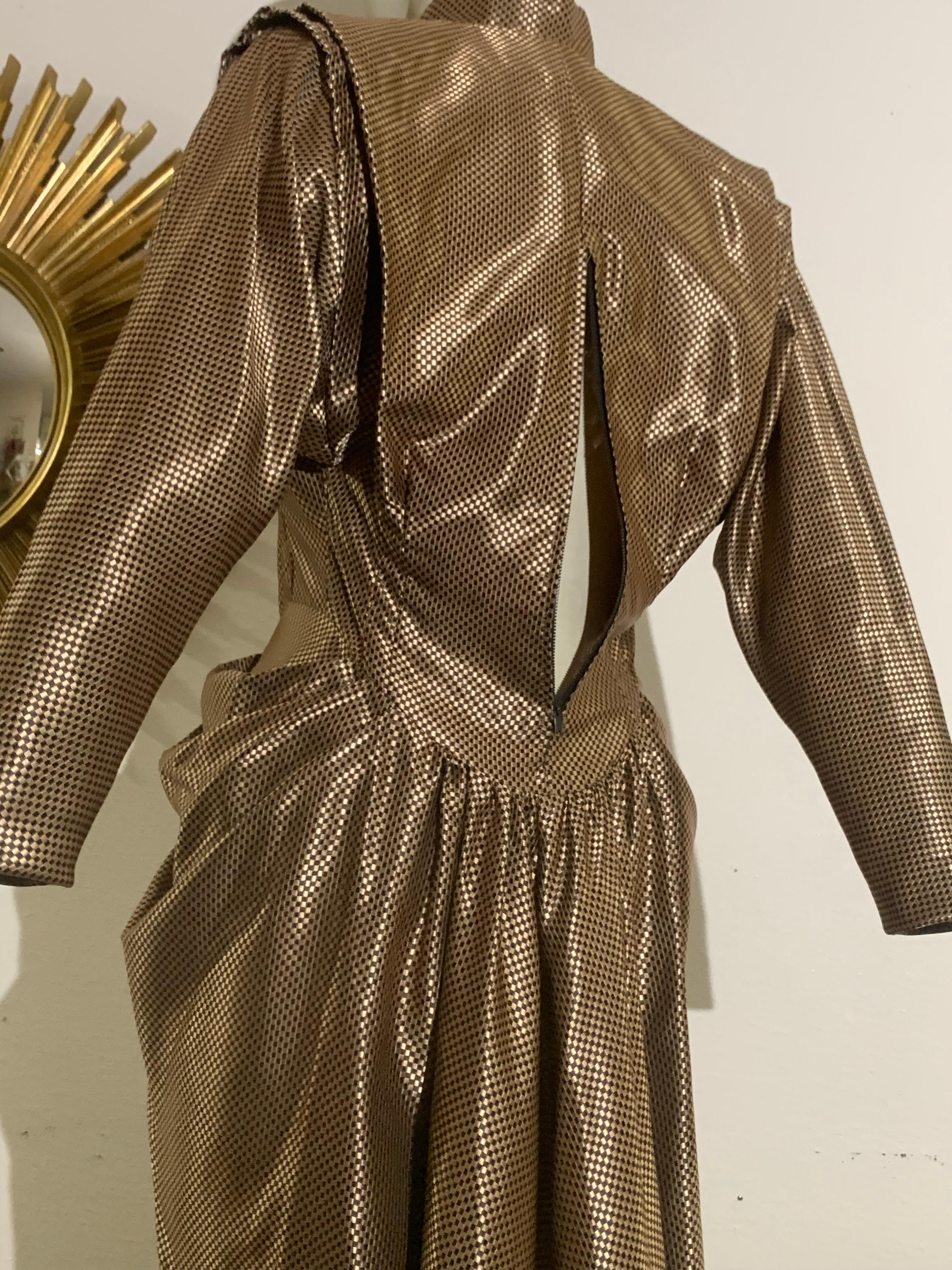 Spettacolare abito da cocktail Film Noir anni '40 a quadretti oro/nero con drappeggio sull'anca in vendita 10