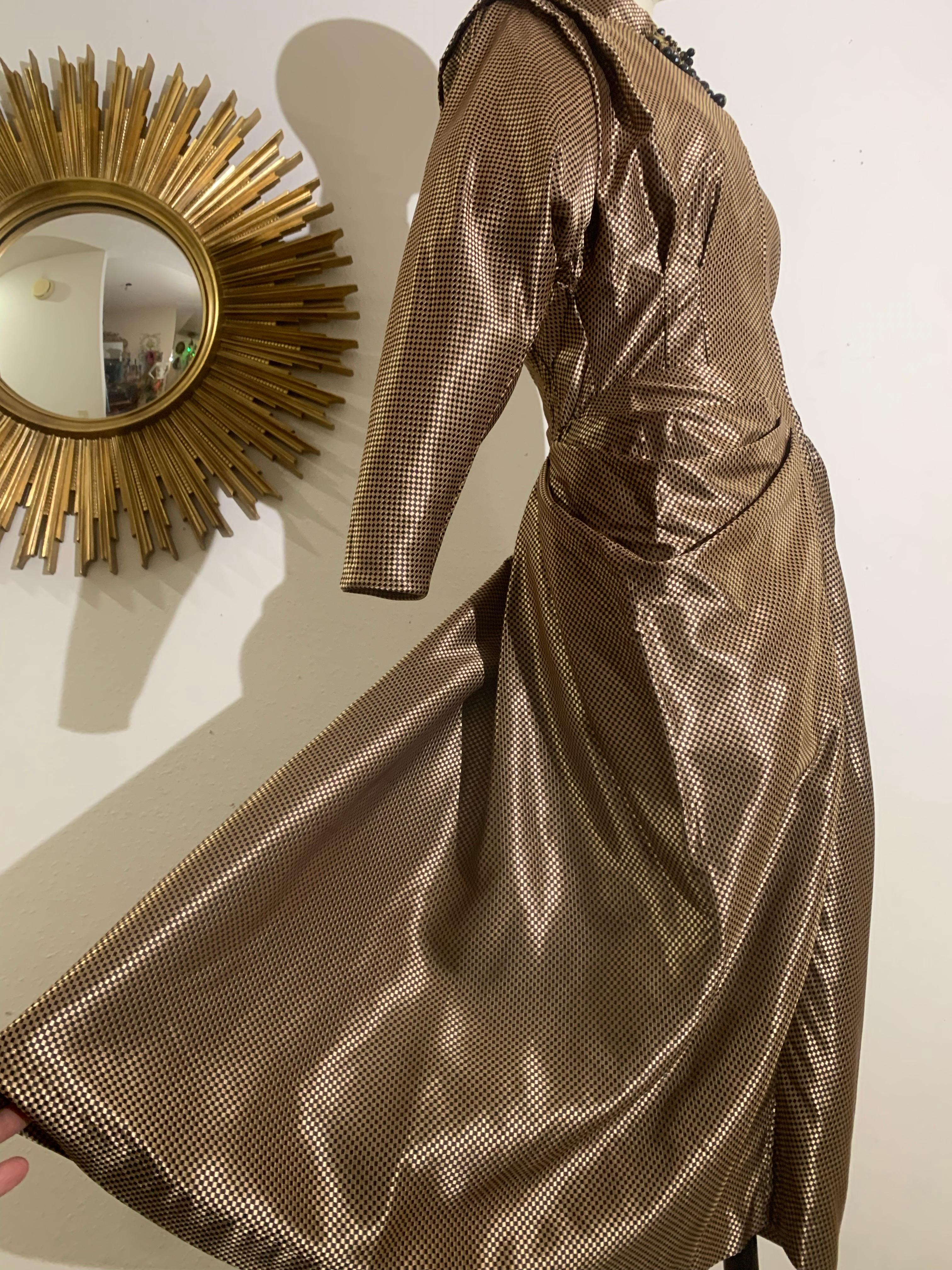 Donna Spettacolare abito da cocktail Film Noir anni '40 a quadretti oro/nero con drappeggio sull'anca in vendita