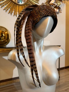Spettacolare cappello a conchiglia in piume di fagiano Jack McConnell del 1960 con un'enorme coda di piume