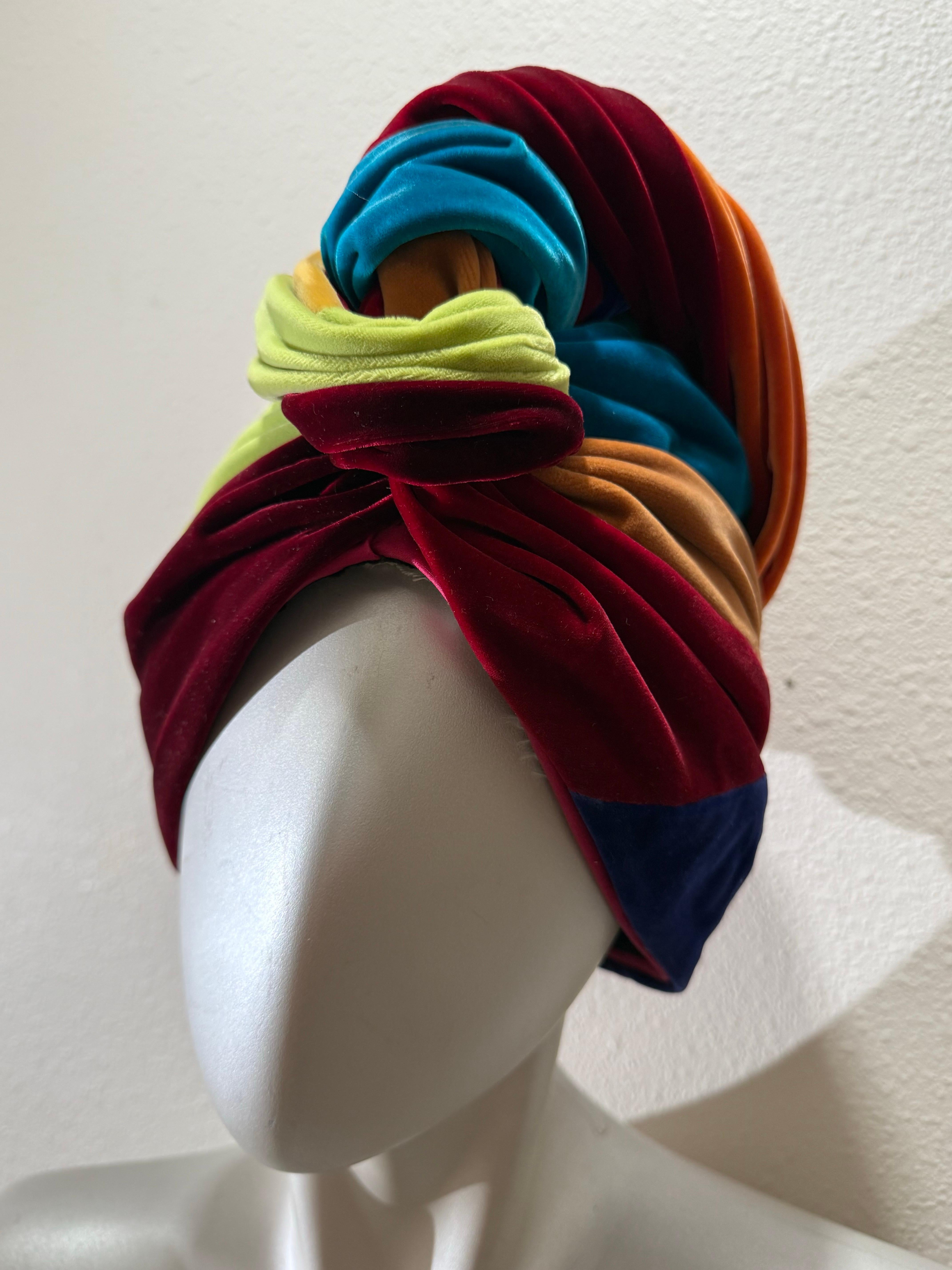 Spektakulärer 1960er The Lilly Dache Multicolor Silk Velvet High-Rise Knotted Turban im Angebot 5