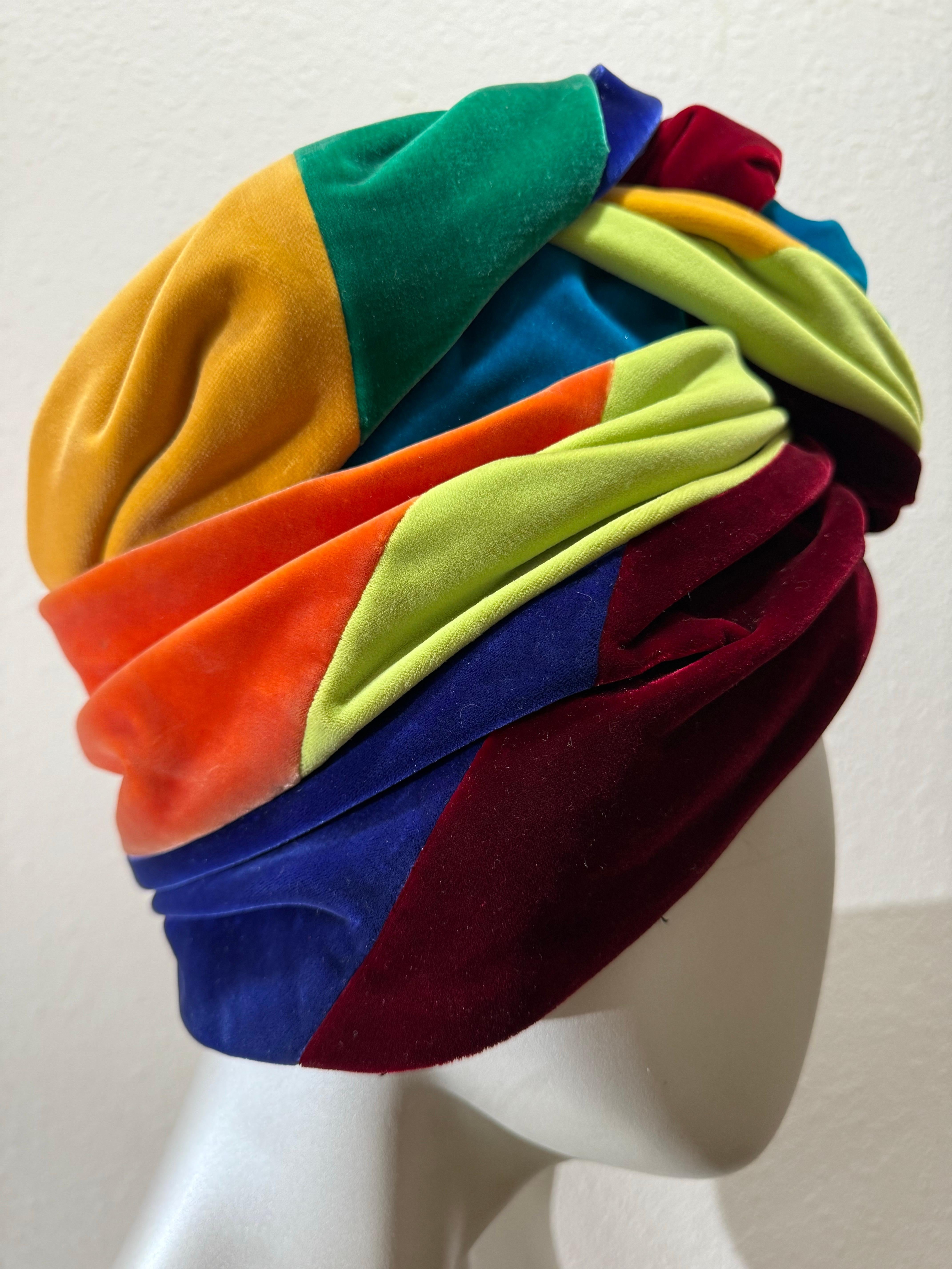 Spektakulärer 1960er The Lilly Dache Multicolor Silk Velvet High-Rise Knotted Turban im Angebot 6
