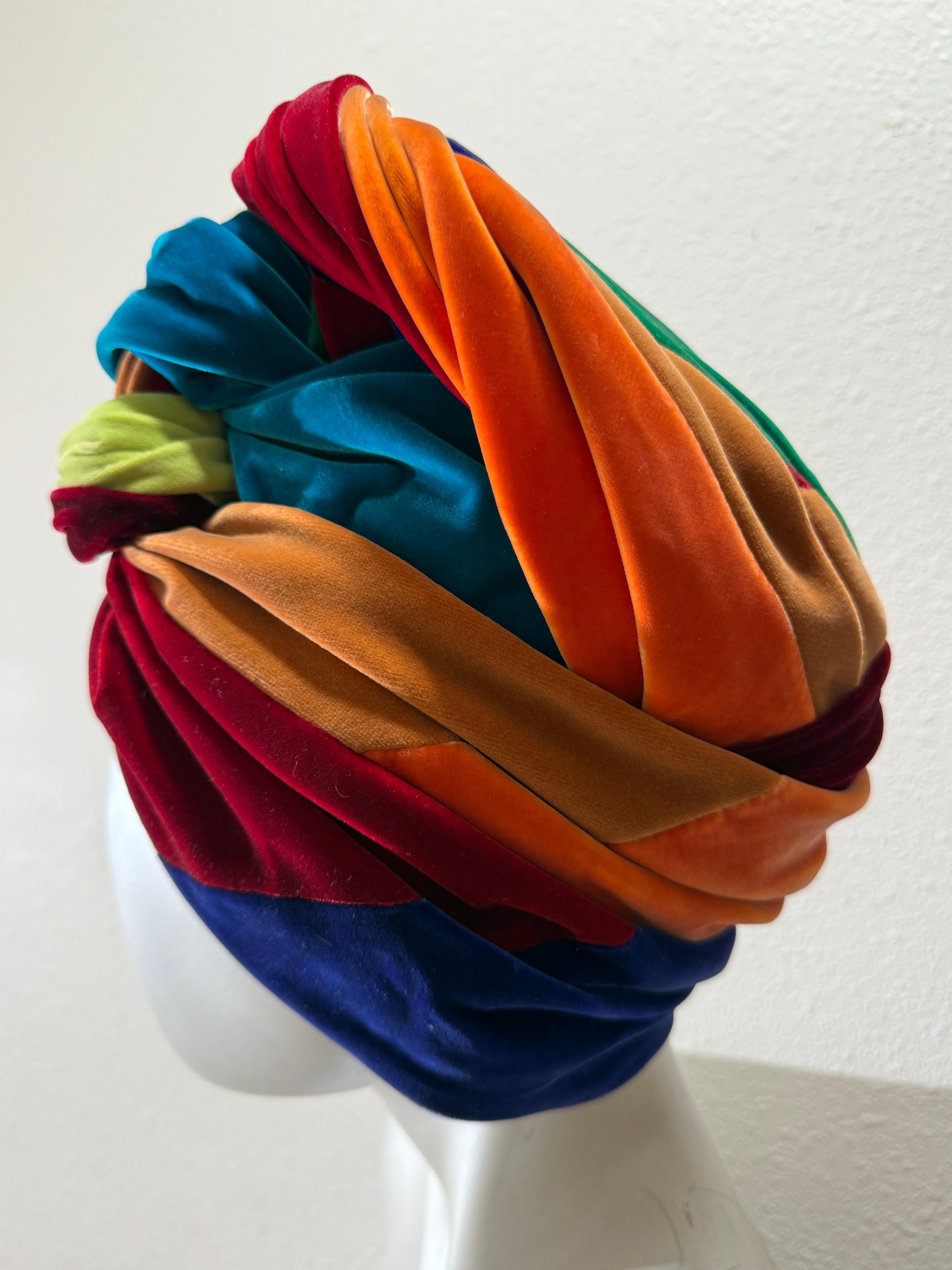 Spektakulärer 1960er The Lilly Dache Multicolor Silk Velvet High-Rise Knotted Turban im Angebot 7