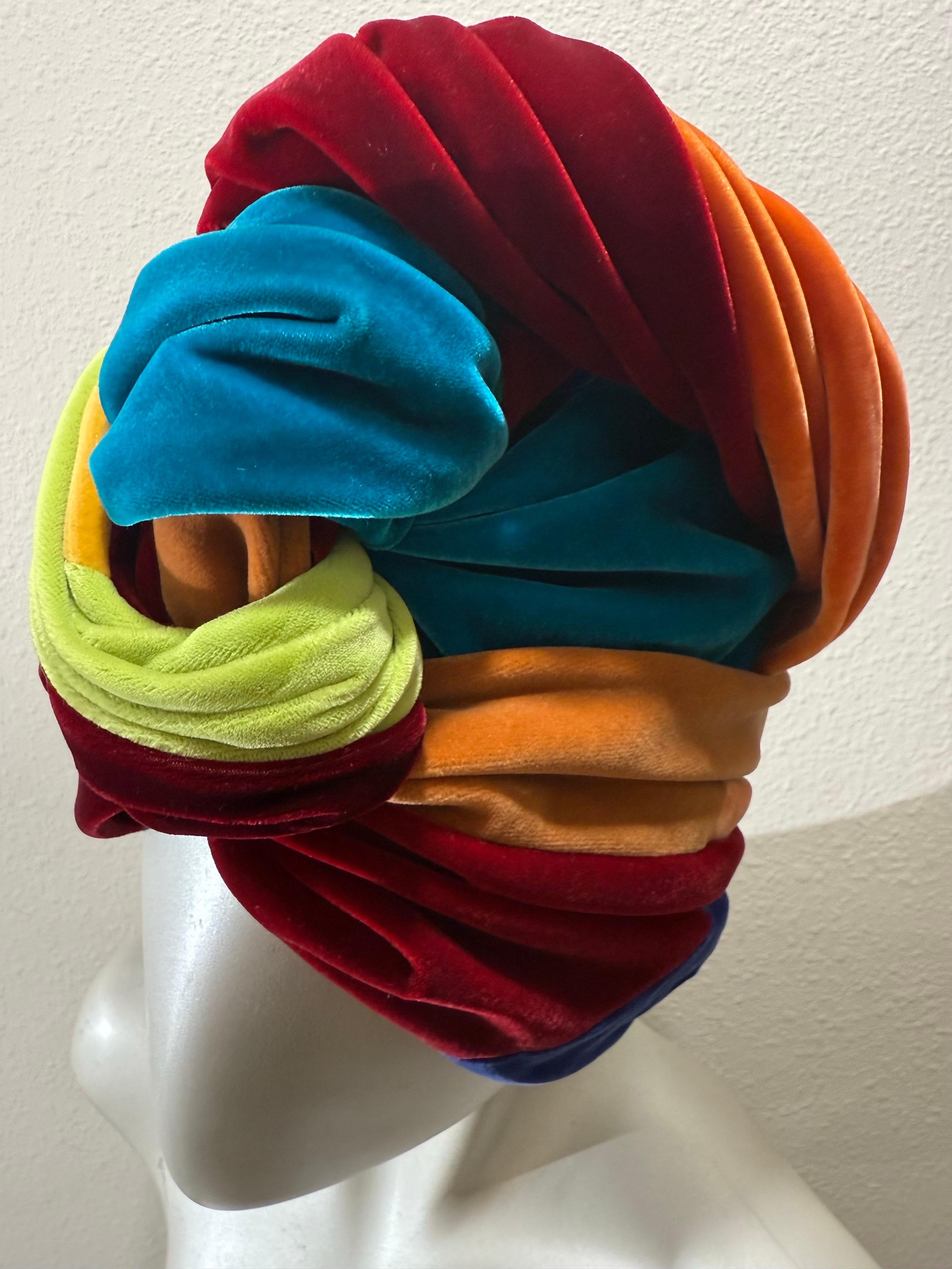 Spektakulärer 1960er The Lilly Dache Multicolor Silk Velvet High-Rise Knotted Turban im Angebot 8