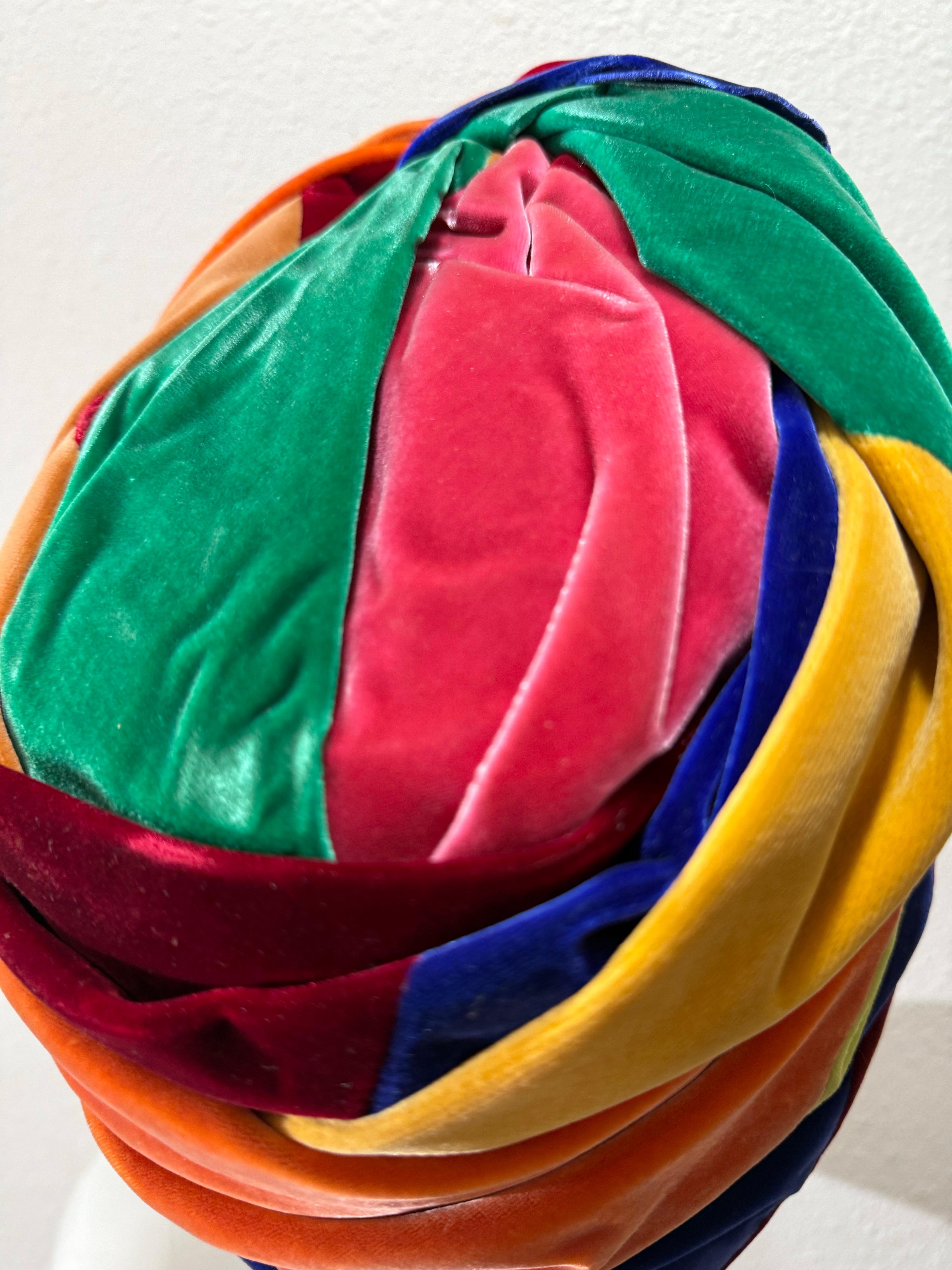 Spektakulärer 1960er The Lilly Dache Multicolor Silk Velvet High-Rise Knotted Turban im Angebot 9
