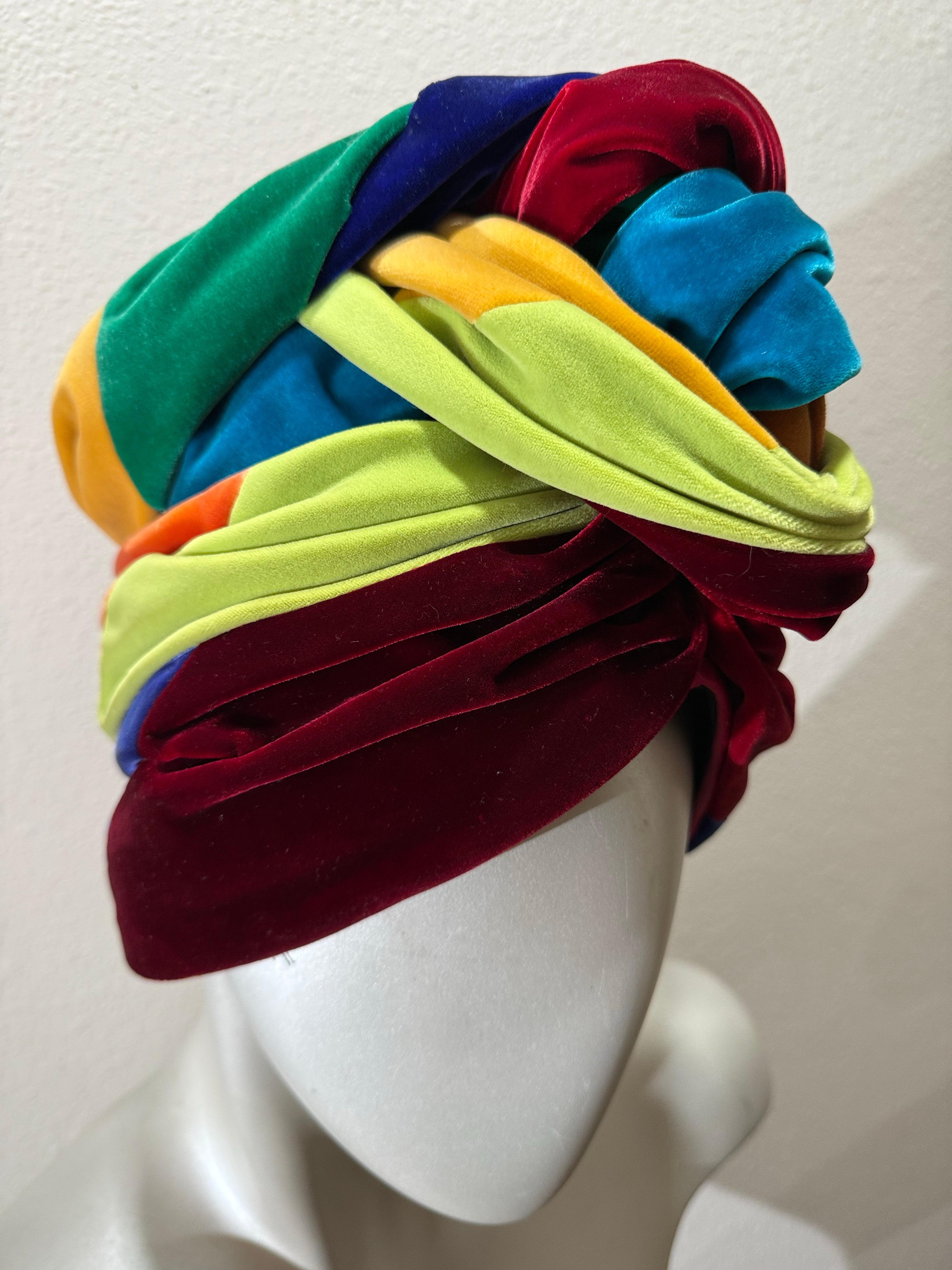 Spektakulärer 1960er The Lilly Dache Multicolor Silk Velvet High-Rise Knotted Turban im Angebot 10