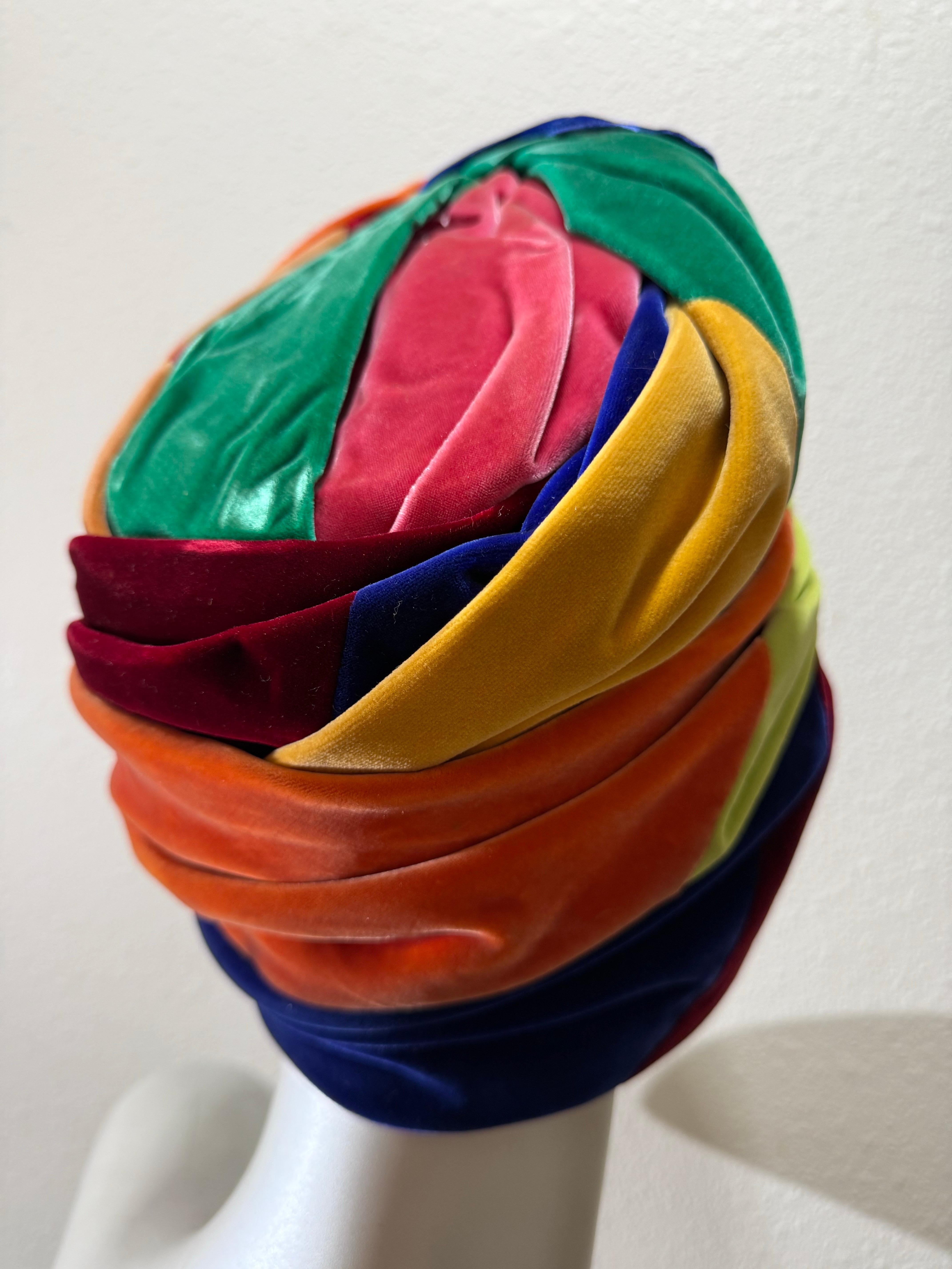 Spektakulärer 1960er The Lilly Dache Multicolor Silk Velvet High-Rise Knotted Turban im Angebot 11