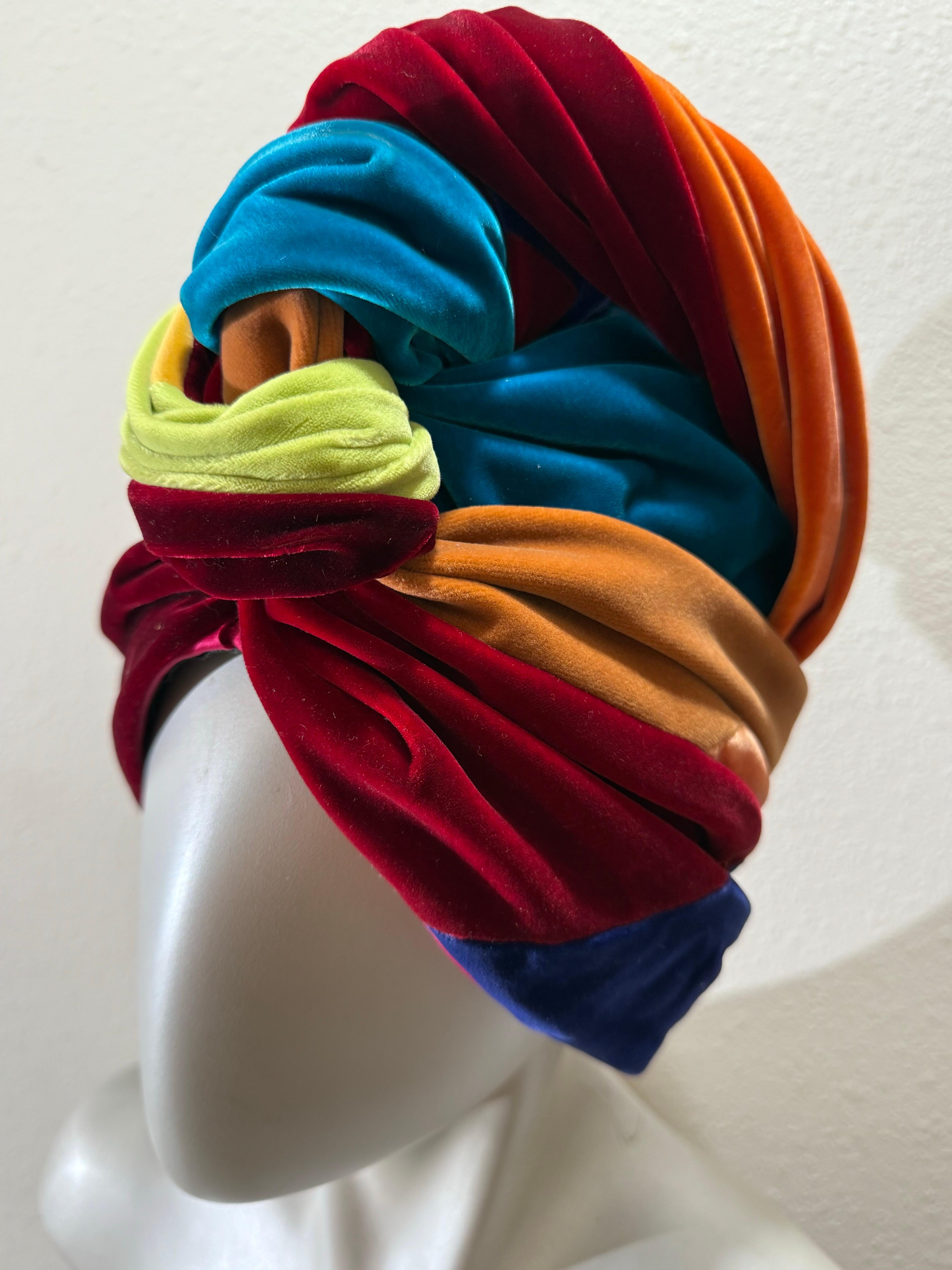 Spektakulärer 1960er The Lilly Dache Multicolor Silk Velvet High-Rise Knotted Turban im Angebot 12