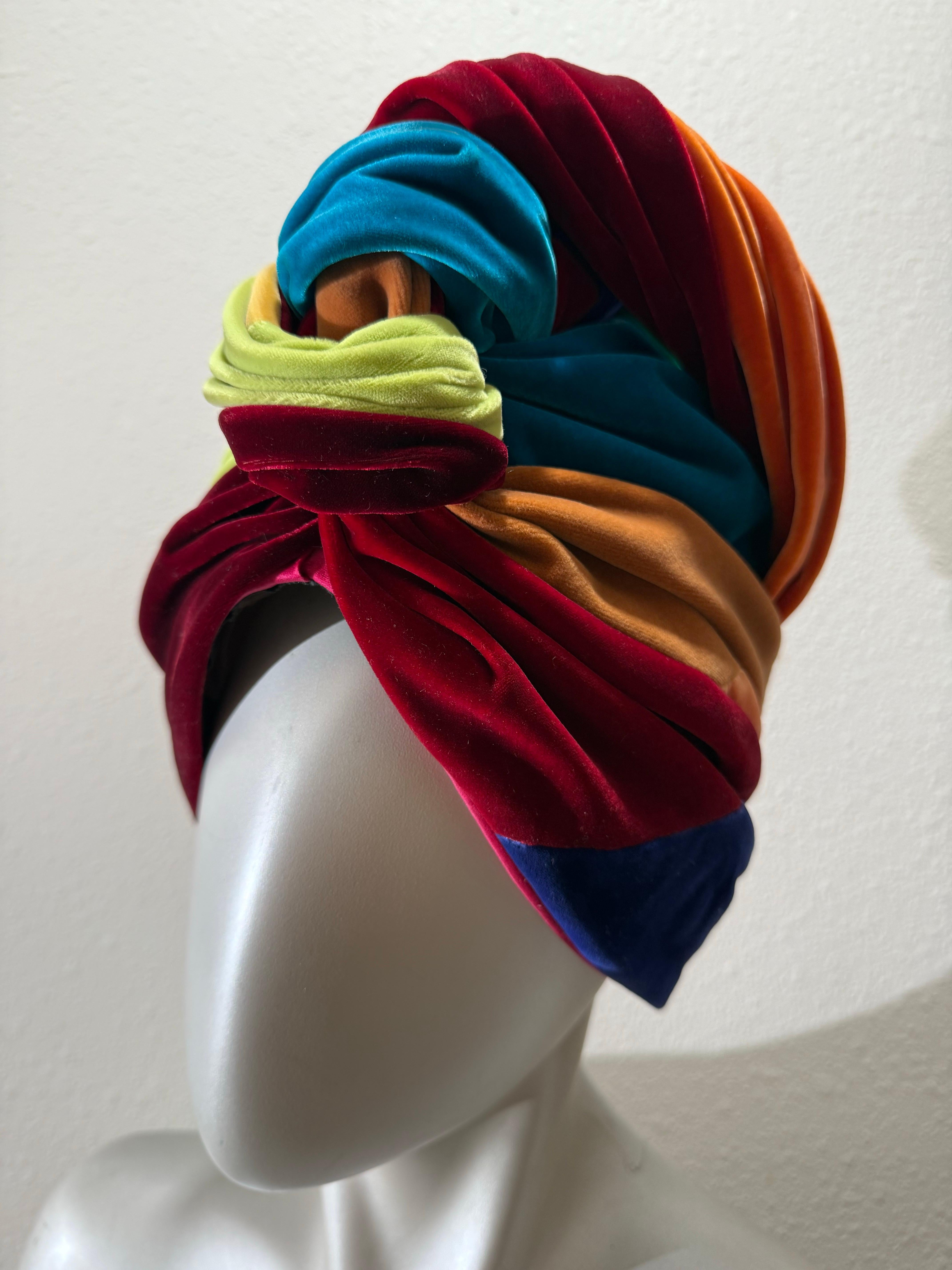 Spektakulärer 1960er The Lilly Dache Multicolor Silk Velvet High-Rise Knotted Turban (Schwarz) im Angebot
