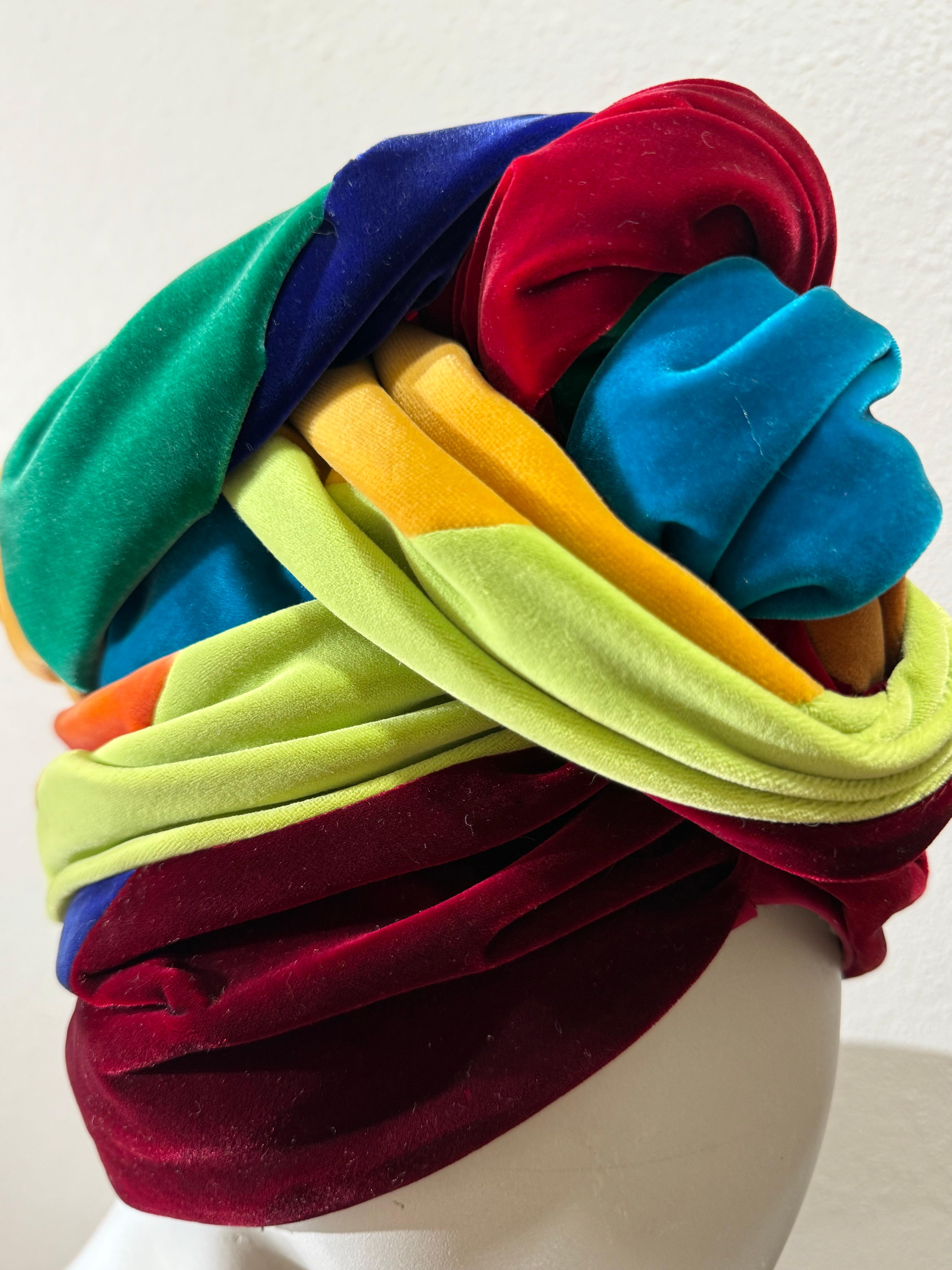 Spektakulärer 1960er The Lilly Dache Multicolor Silk Velvet High-Rise Knotted Turban Damen im Angebot