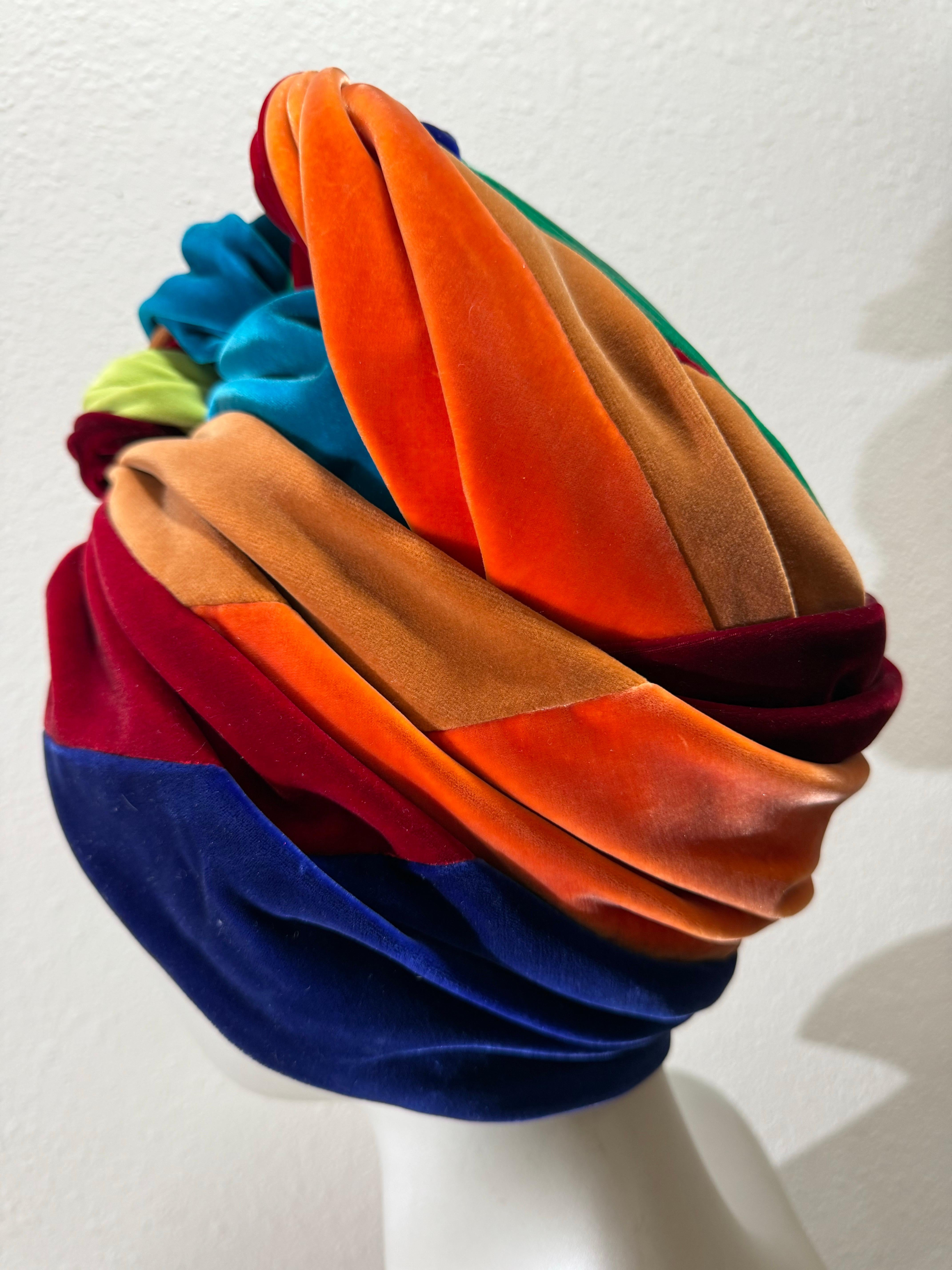 Spektakulärer 1960er The Lilly Dache Multicolor Silk Velvet High-Rise Knotted Turban im Angebot 1