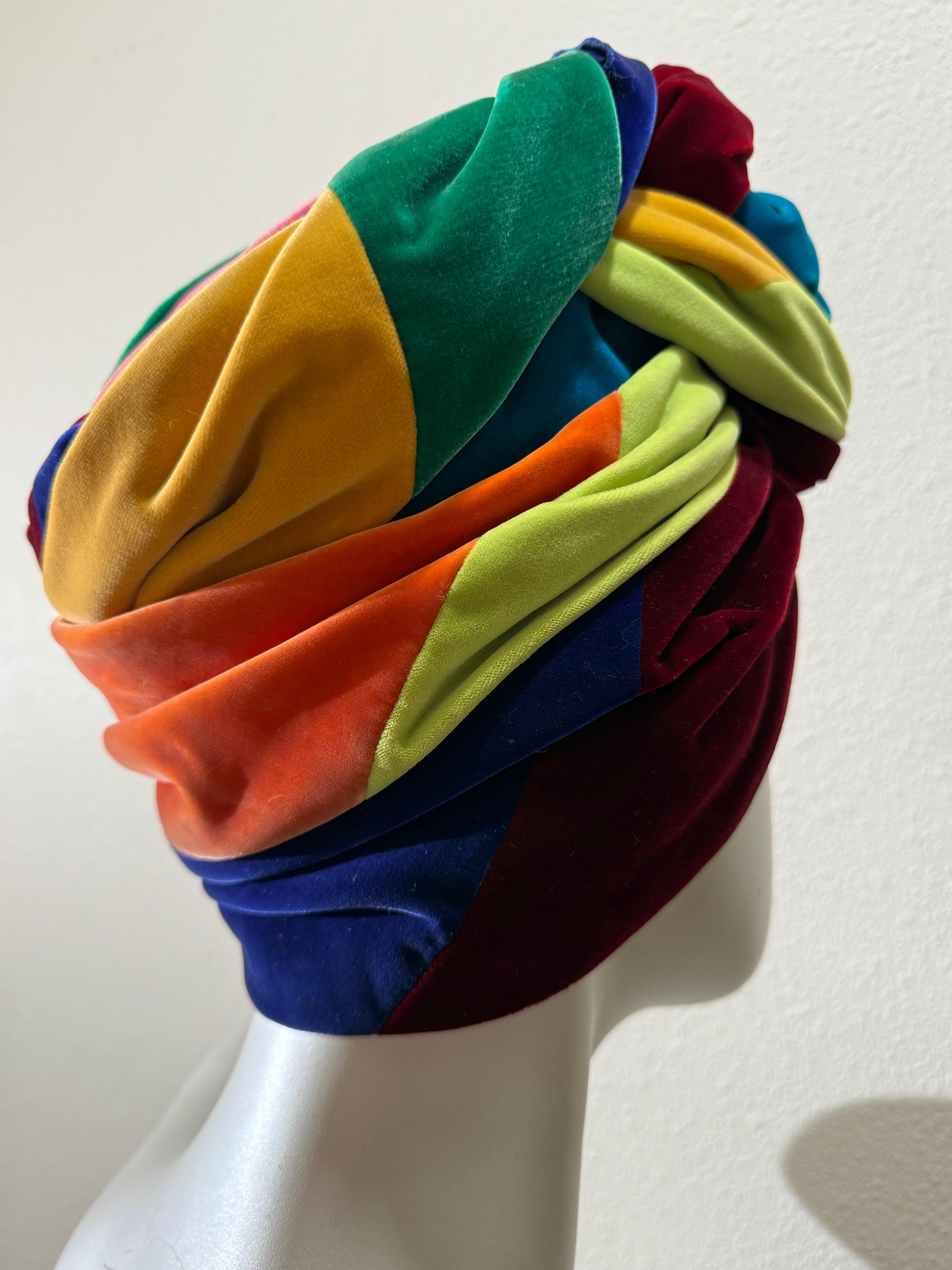 Spektakulärer 1960er The Lilly Dache Multicolor Silk Velvet High-Rise Knotted Turban im Angebot 2