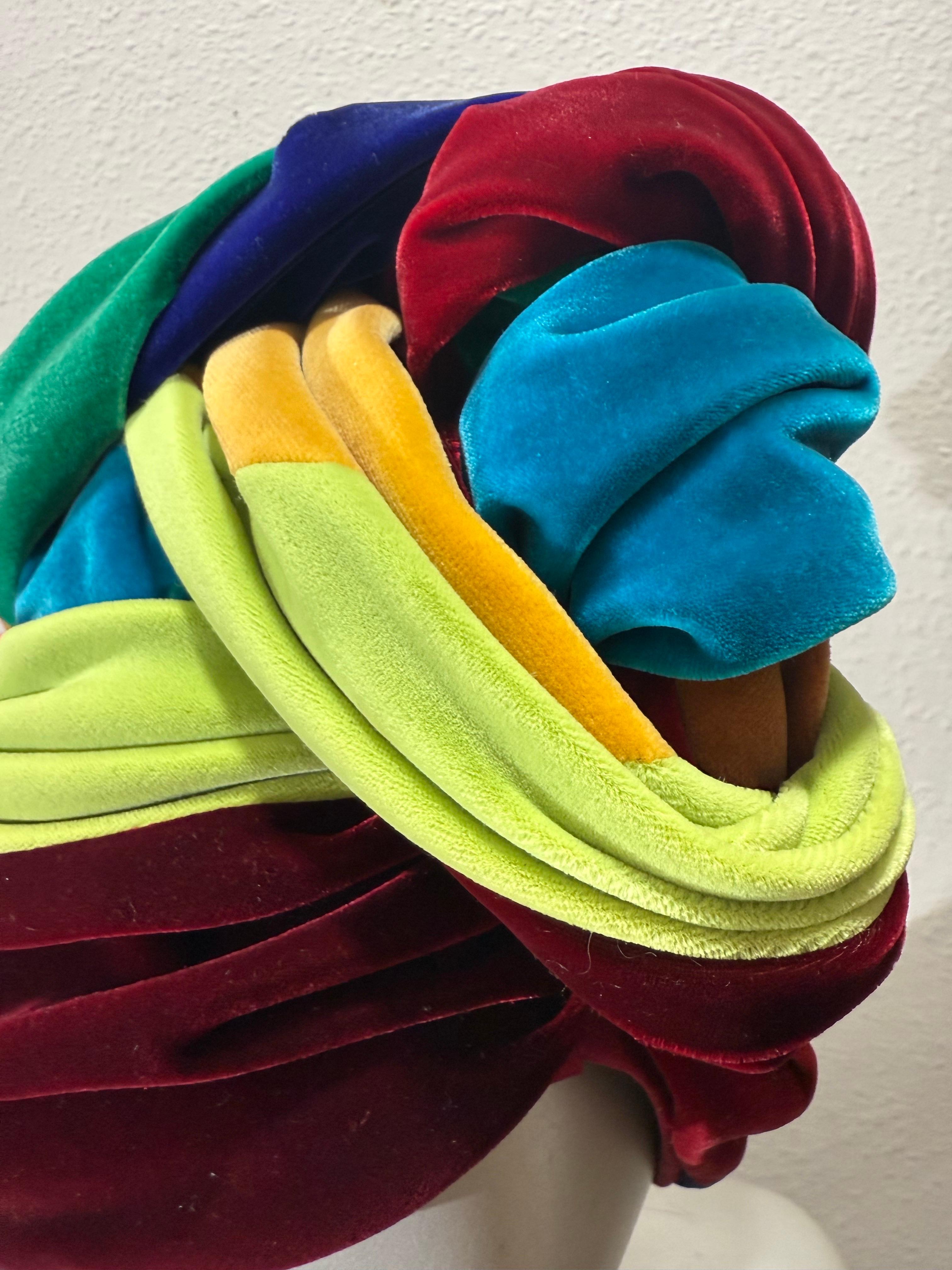 Spektakulärer 1960er The Lilly Dache Multicolor Silk Velvet High-Rise Knotted Turban im Angebot 3