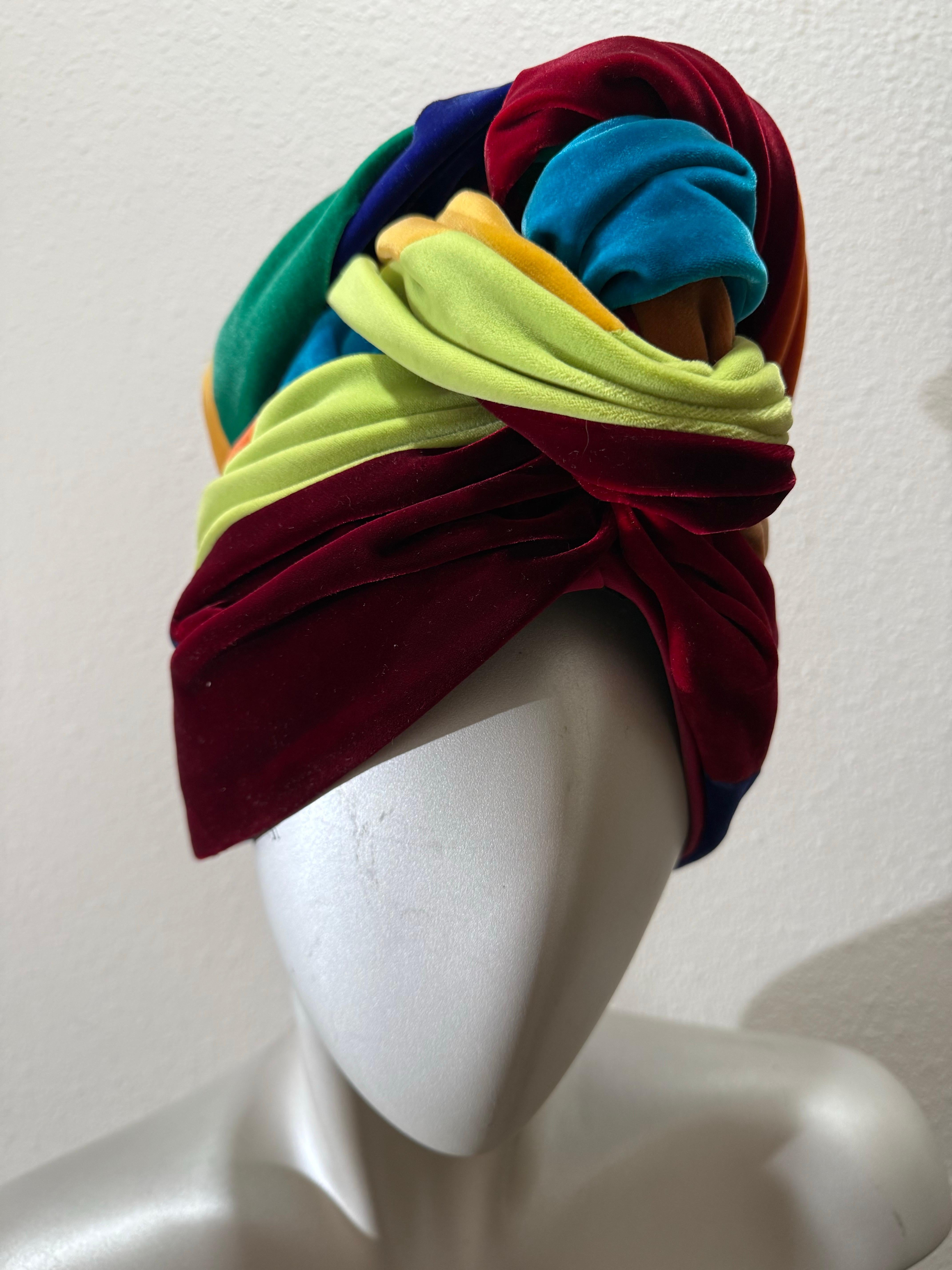 Spektakulärer 1960er The Lilly Dache Multicolor Silk Velvet High-Rise Knotted Turban im Angebot 4