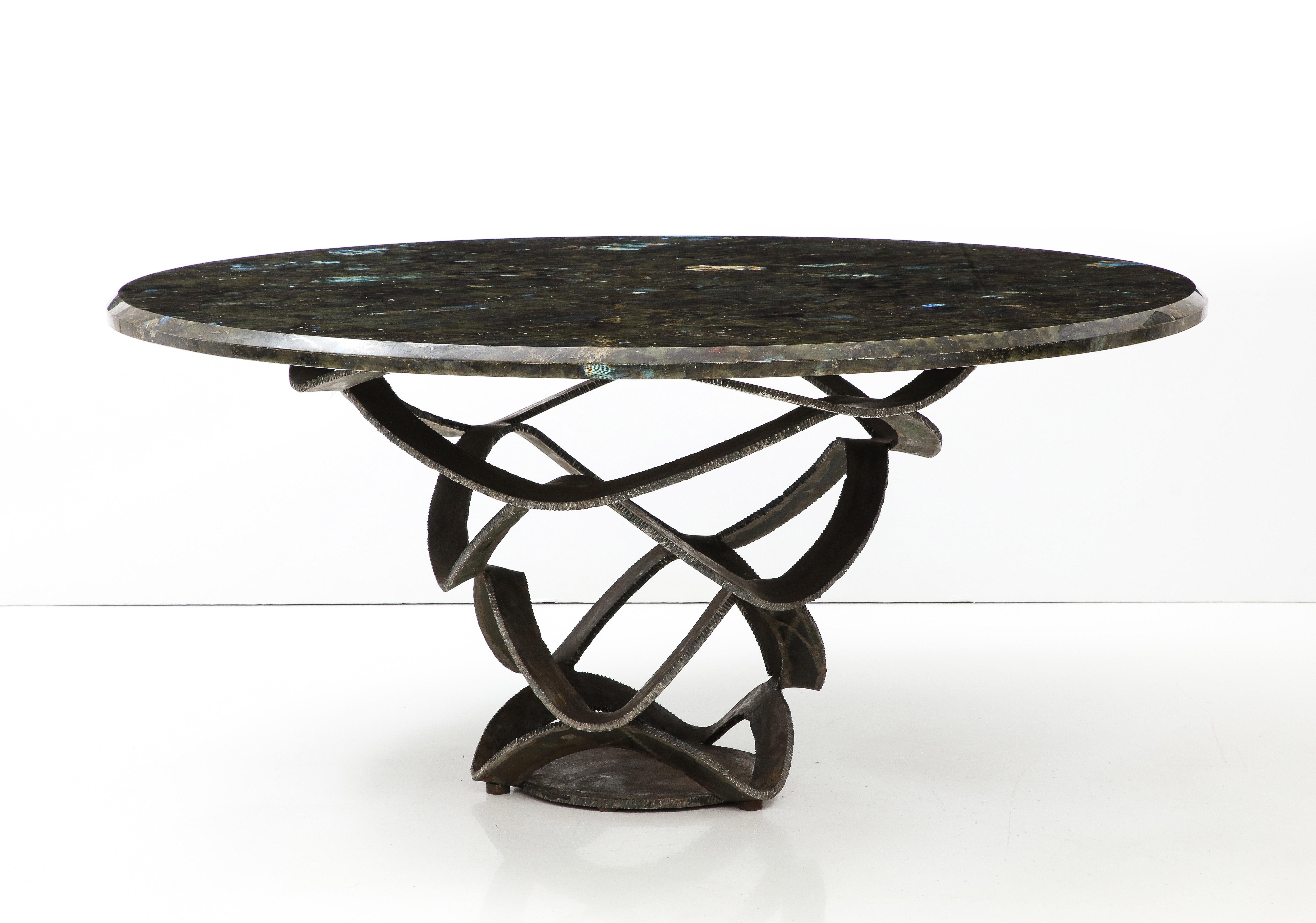 Mid-Century Modern Spectaculaire table en acier forgé et pierre de labradorite des années 1970 de The Moderns