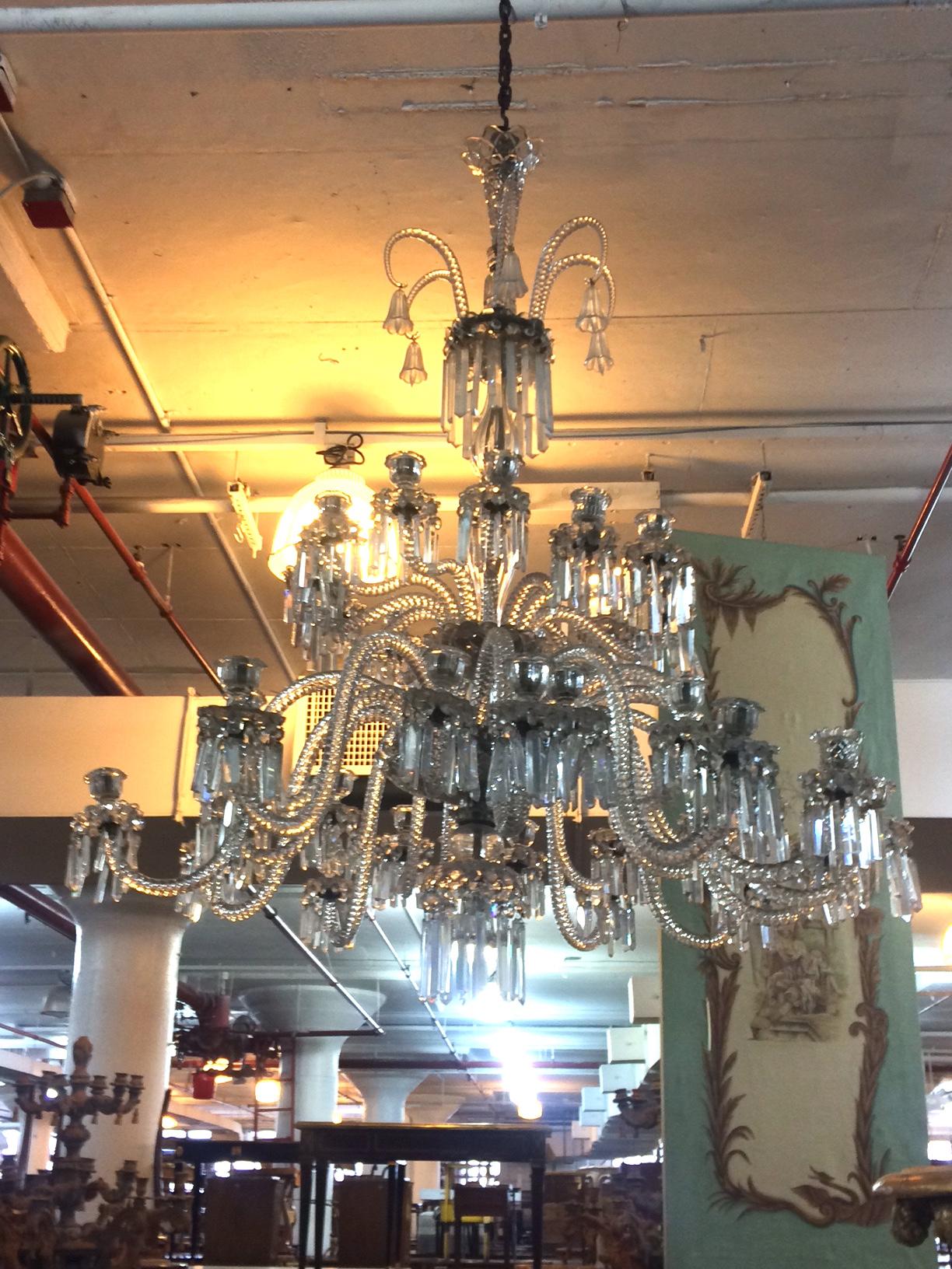 Lampadario Osler English a 2 livelli con cristalli a spirale In condizioni buone in vendita a Queens, NY