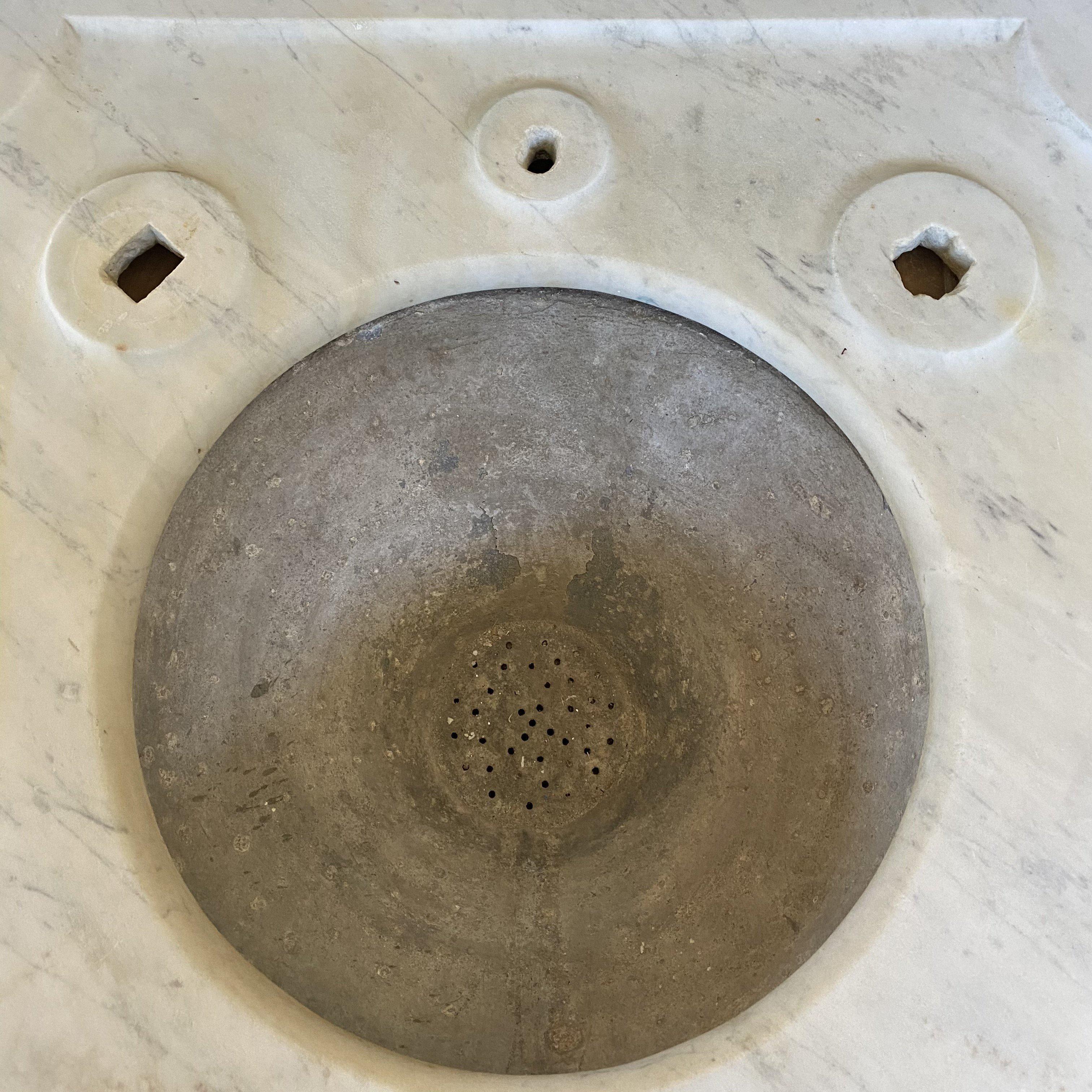 Francese Spettacolare mobile lavabo con piano in marmo francese del XIX secolo in vendita