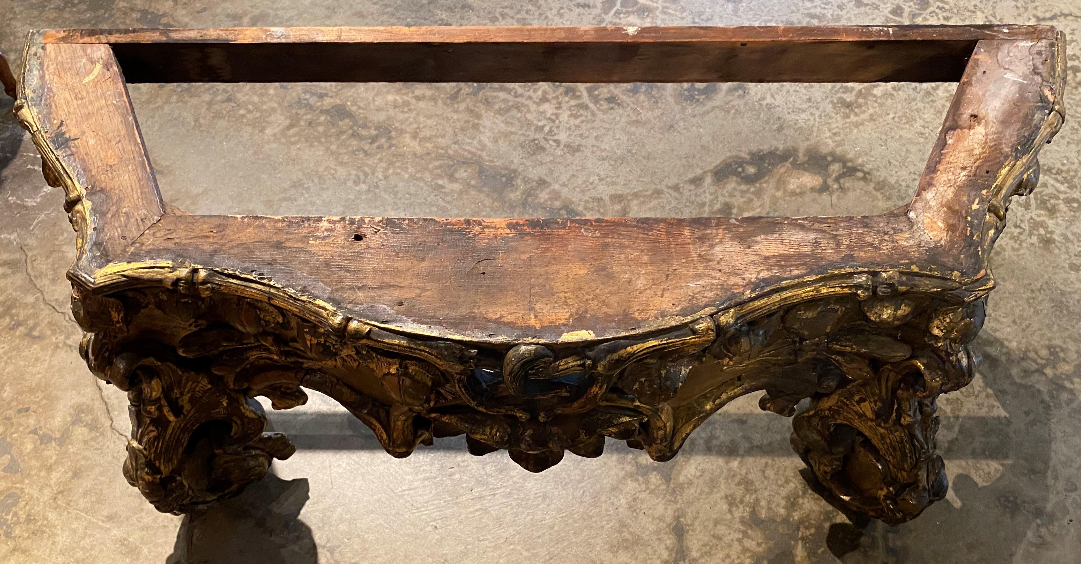 Spectaculaire miroir de pilier rococo italien du 19ème siècle en bois sculpté et doré avec table en vente 7