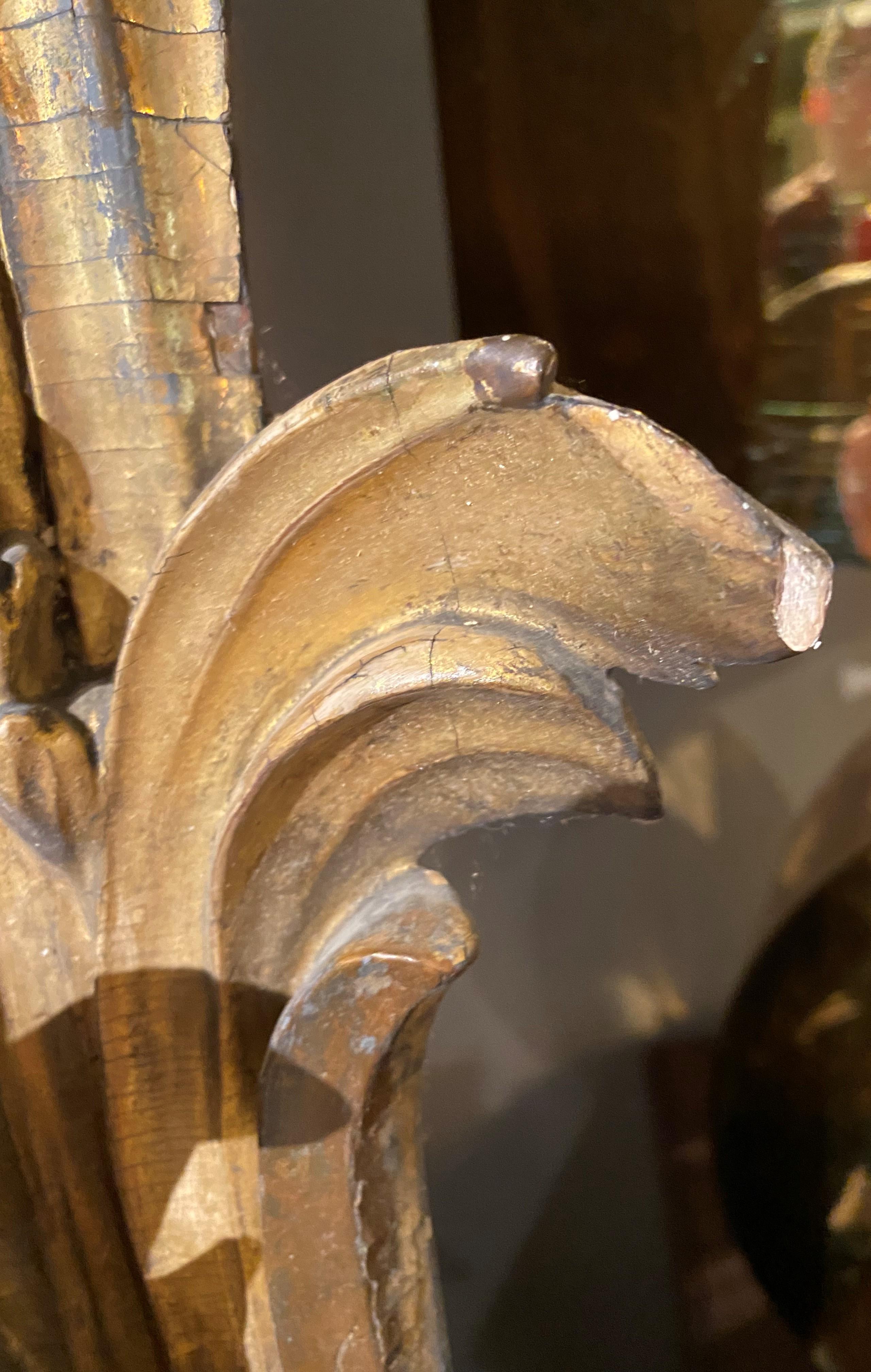 Spectaculaire miroir de pilier rococo italien du 19ème siècle en bois sculpté et doré avec table en vente 9