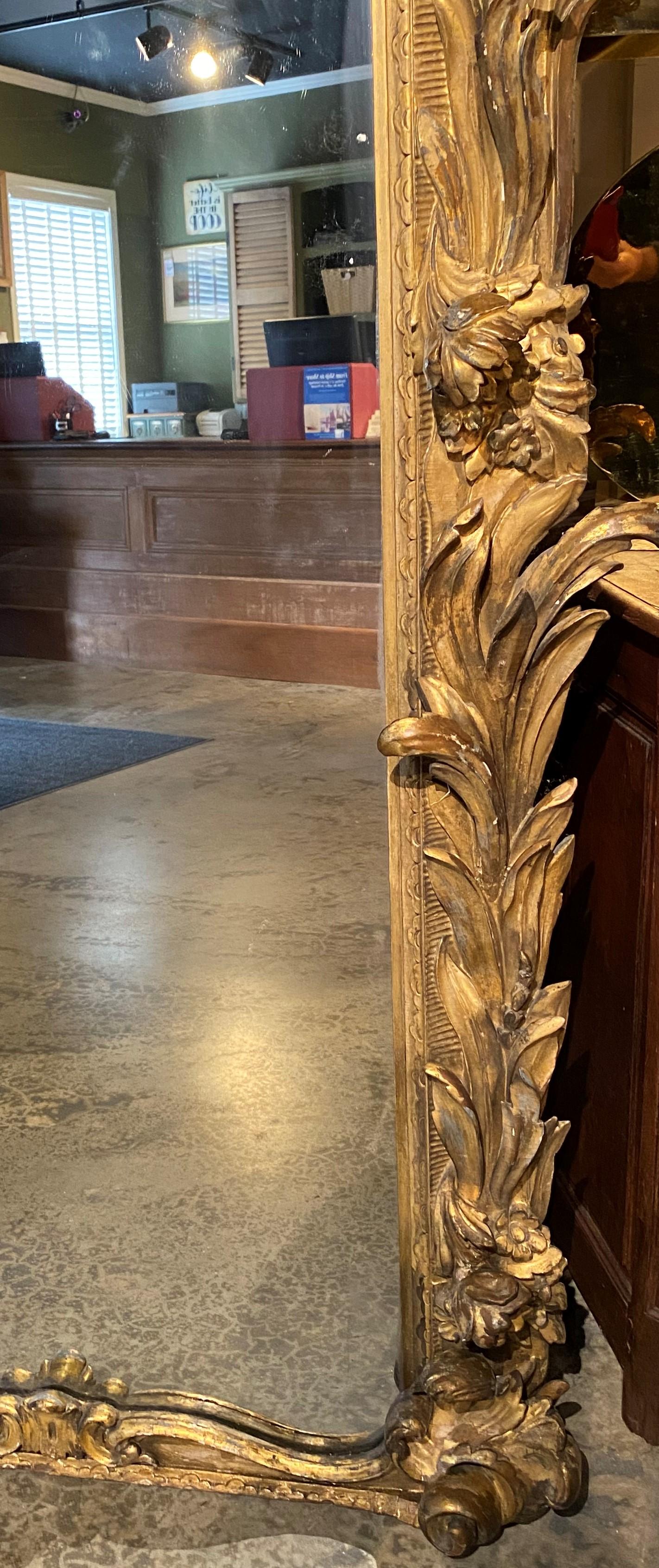 Sculpté à la main Spectaculaire miroir de pilier rococo italien du 19ème siècle en bois sculpté et doré avec table en vente