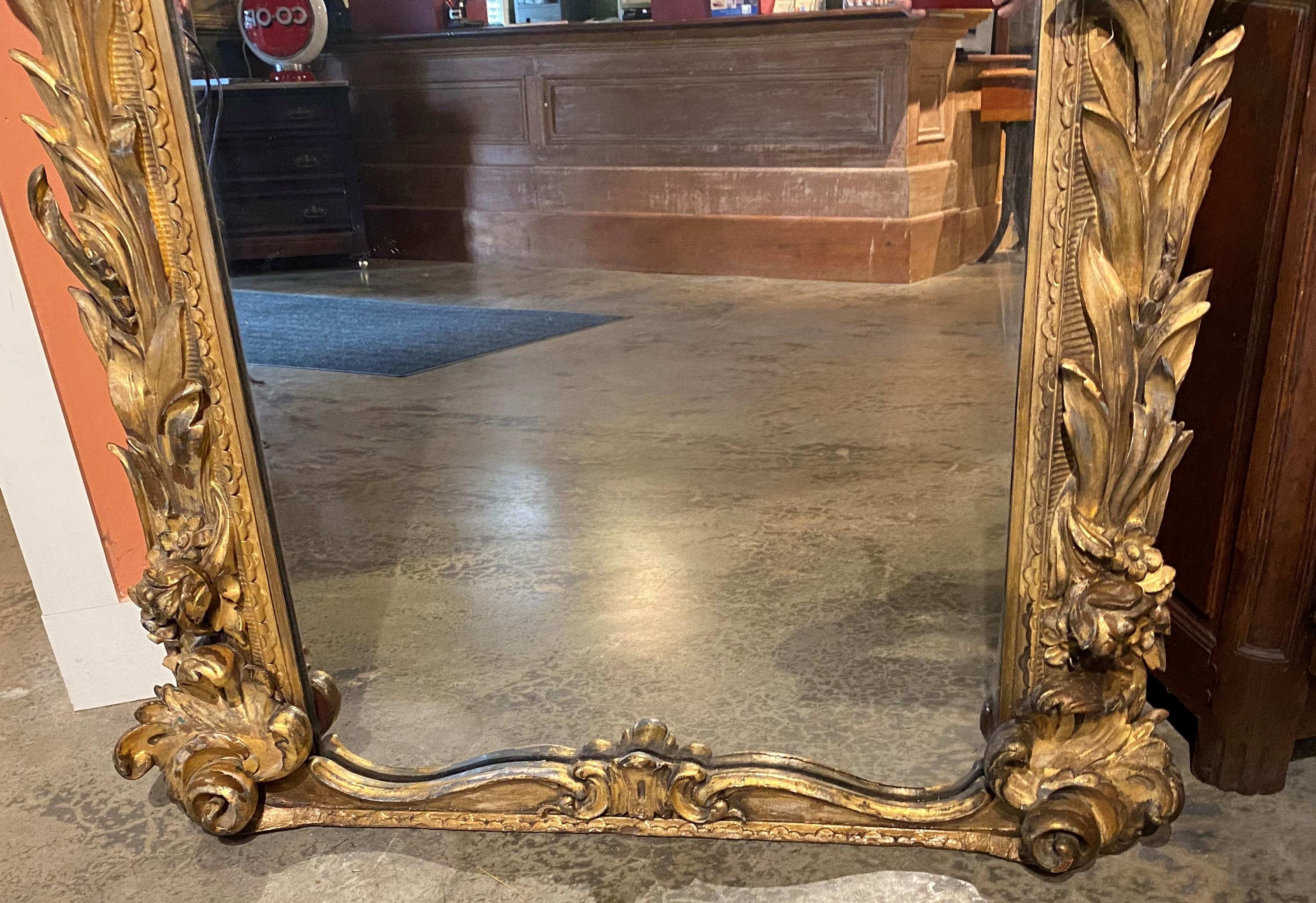 Spectaculaire miroir de pilier rococo italien du 19ème siècle en bois sculpté et doré avec table Bon état - En vente à Milford, NH