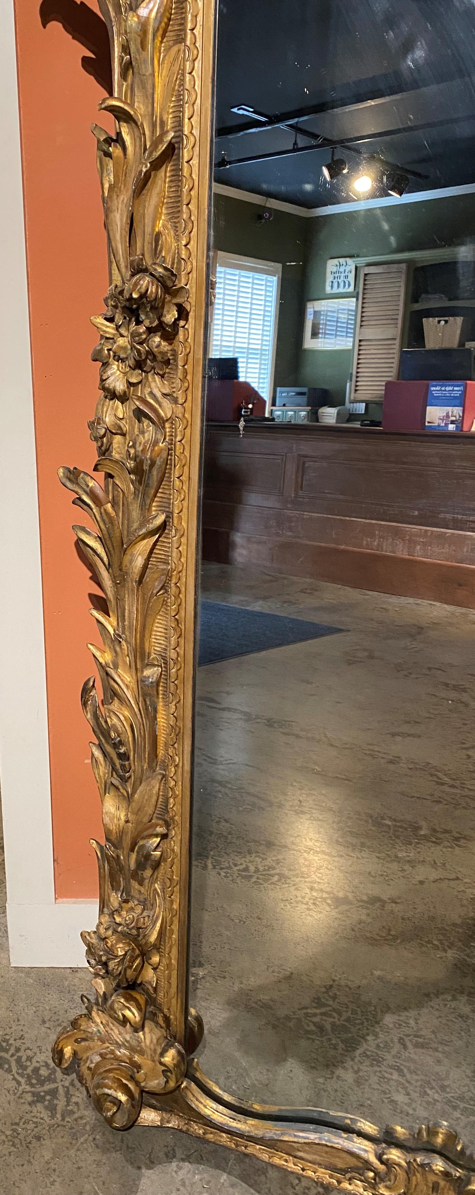 XIXe siècle Spectaculaire miroir de pilier rococo italien du 19ème siècle en bois sculpté et doré avec table en vente