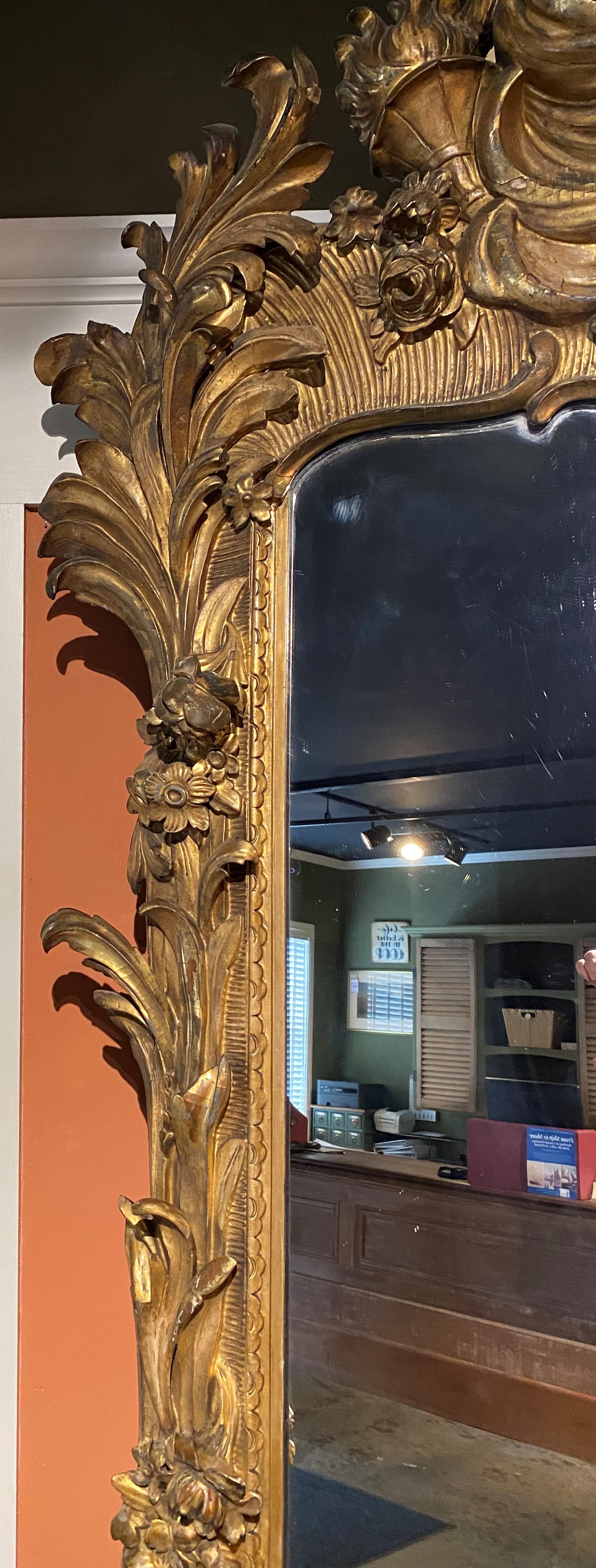 Gesso Spectaculaire miroir de pilier rococo italien du 19ème siècle en bois sculpté et doré avec table en vente