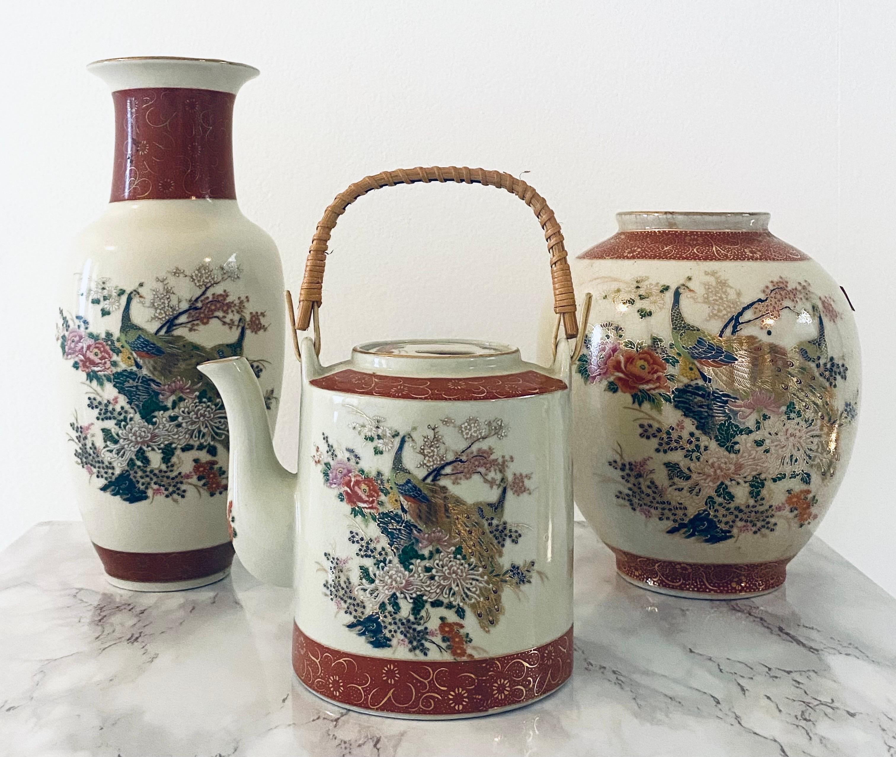 20ième siècle Spectaculaire service 3 pièces de vases et théière japonais Satsuma en forme de paon