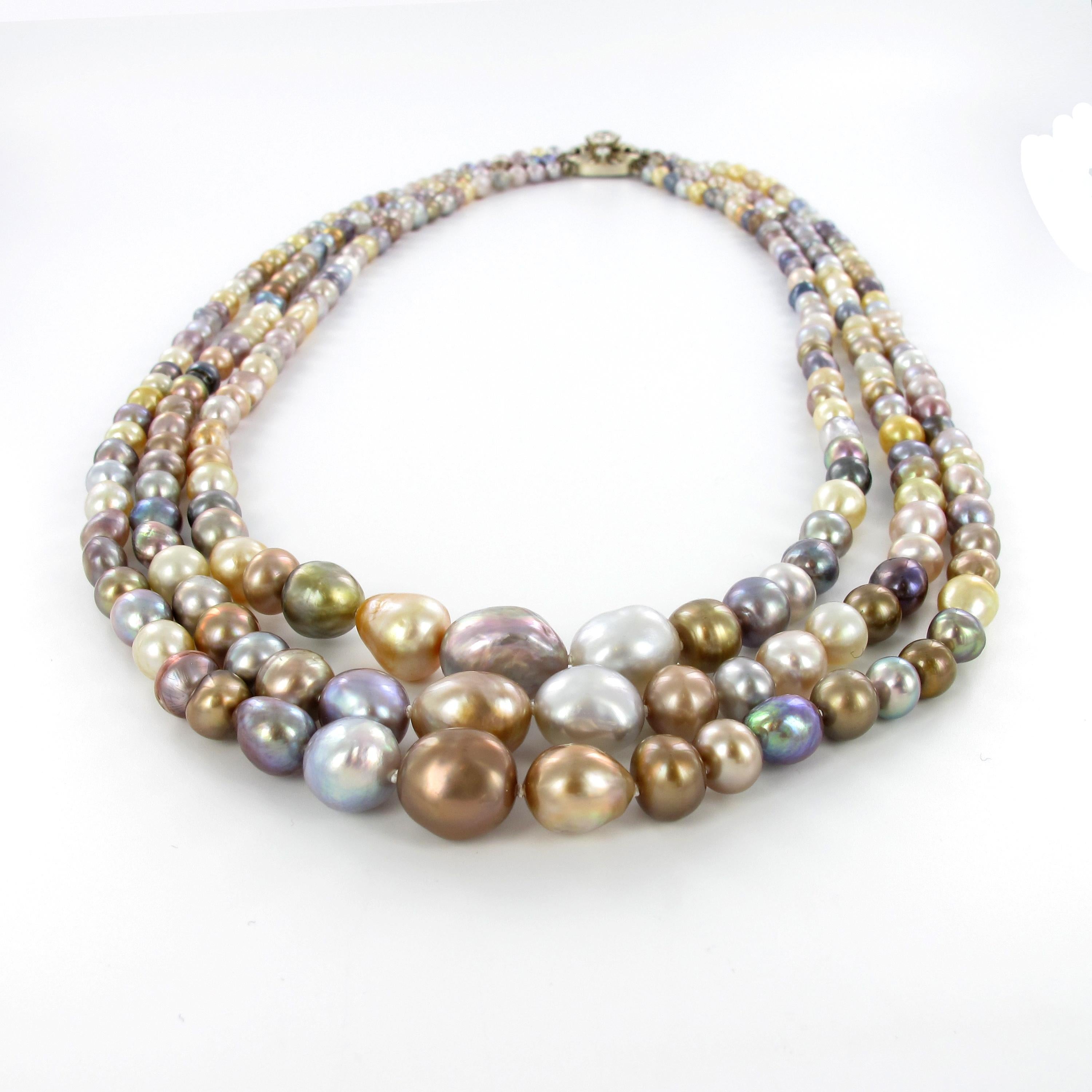 Taglio antico europeo Spettacolare collana a 3 fili di perle naturali multicolore e diamanti in vendita