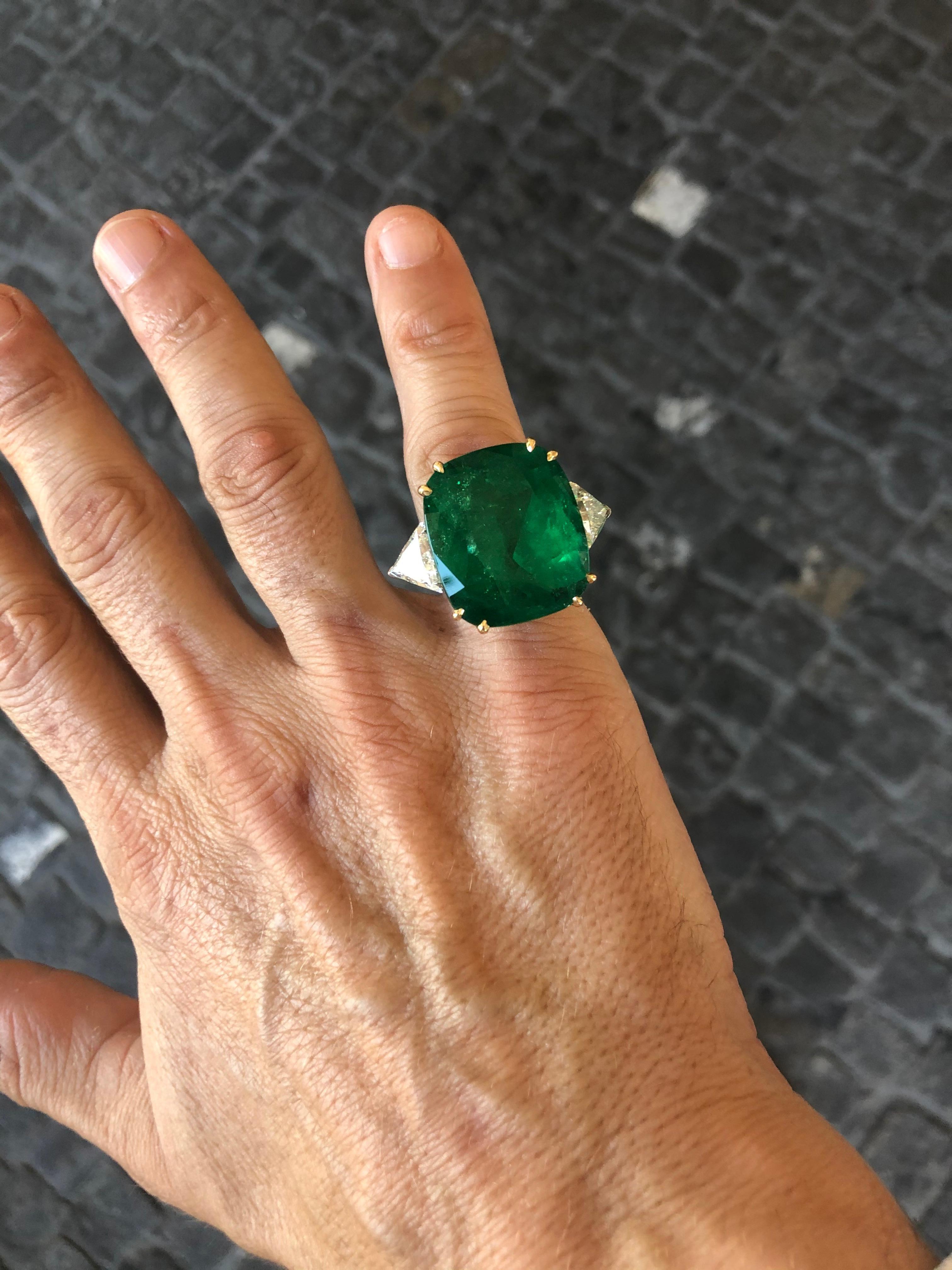 Spektakulärer 44,09 Karat kolumbianischer Smaragd und Diamant-Ring aus 18 Karat Gold 5