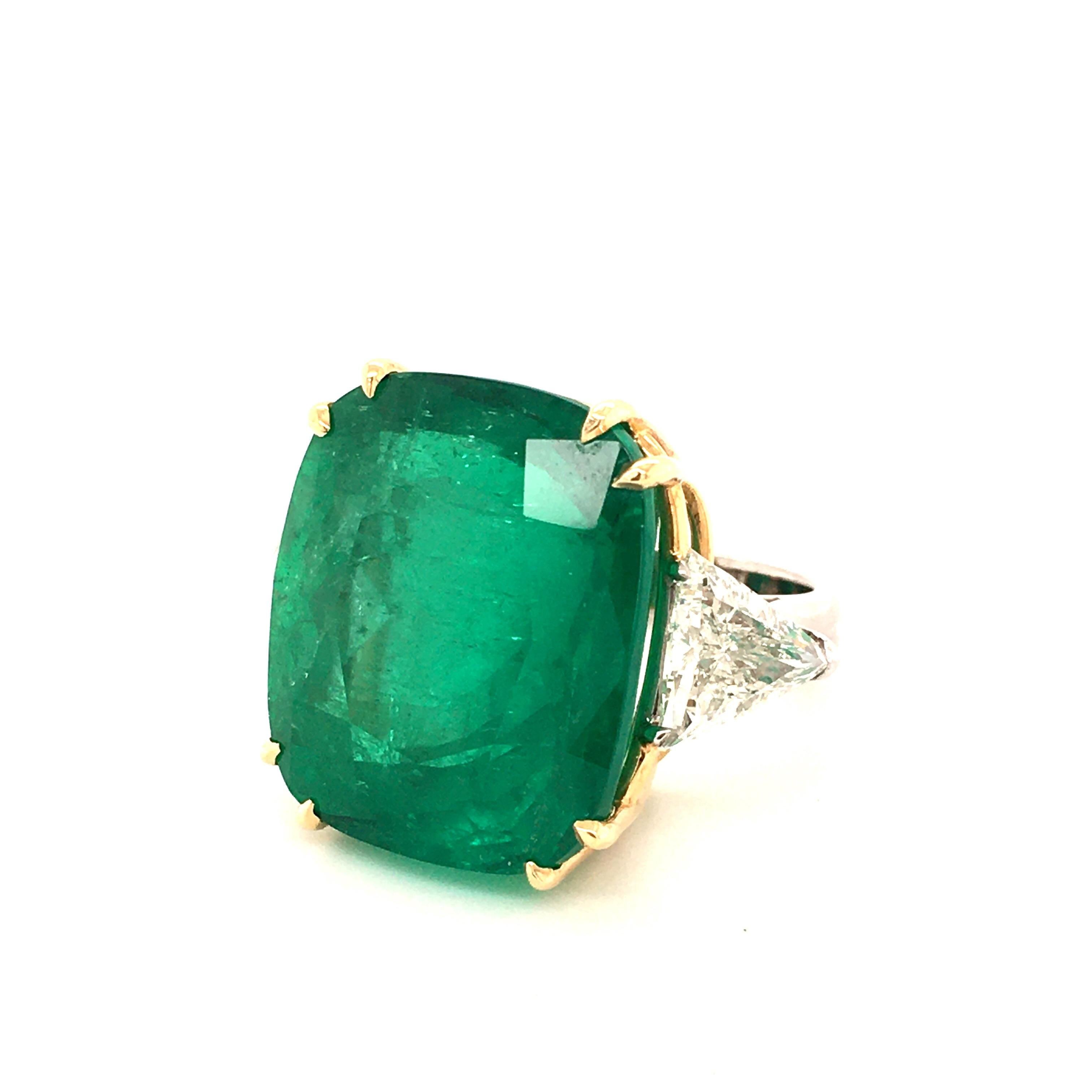 Spektakulärer 44,09 Karat kolumbianischer Smaragd und Diamant-Ring aus 18 Karat Gold (Zeitgenössisch)