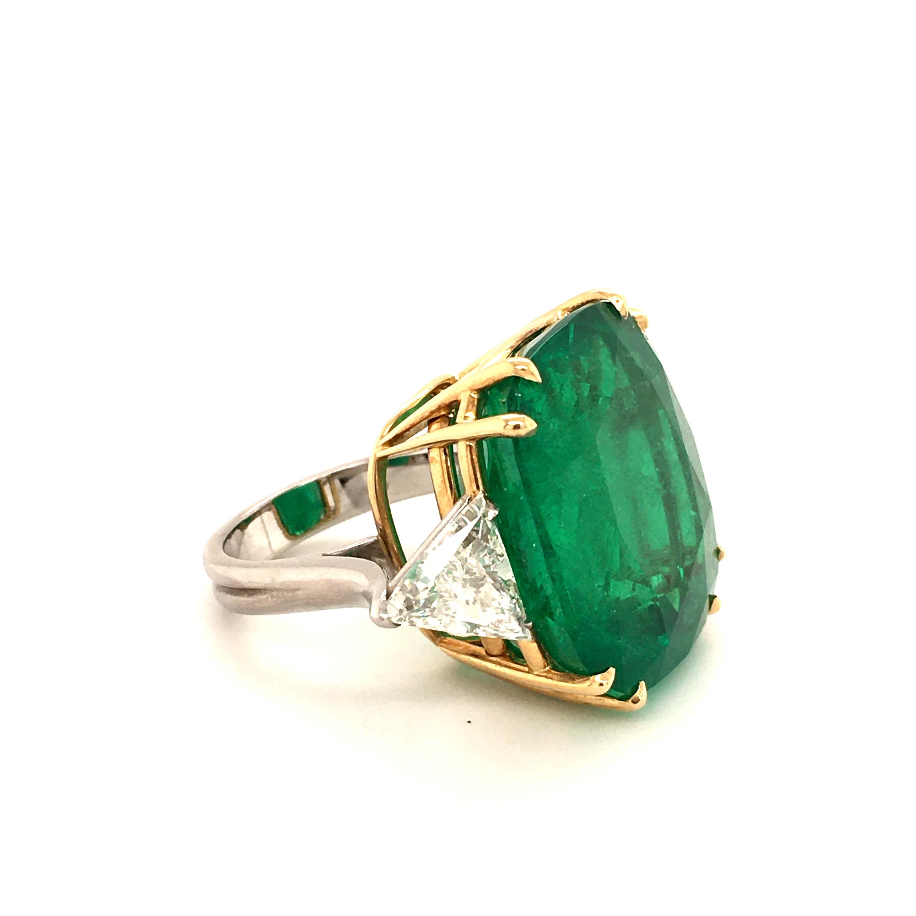 Spektakulärer 44,09 Karat kolumbianischer Smaragd und Diamant-Ring aus 18 Karat Gold (Kissenschliff)