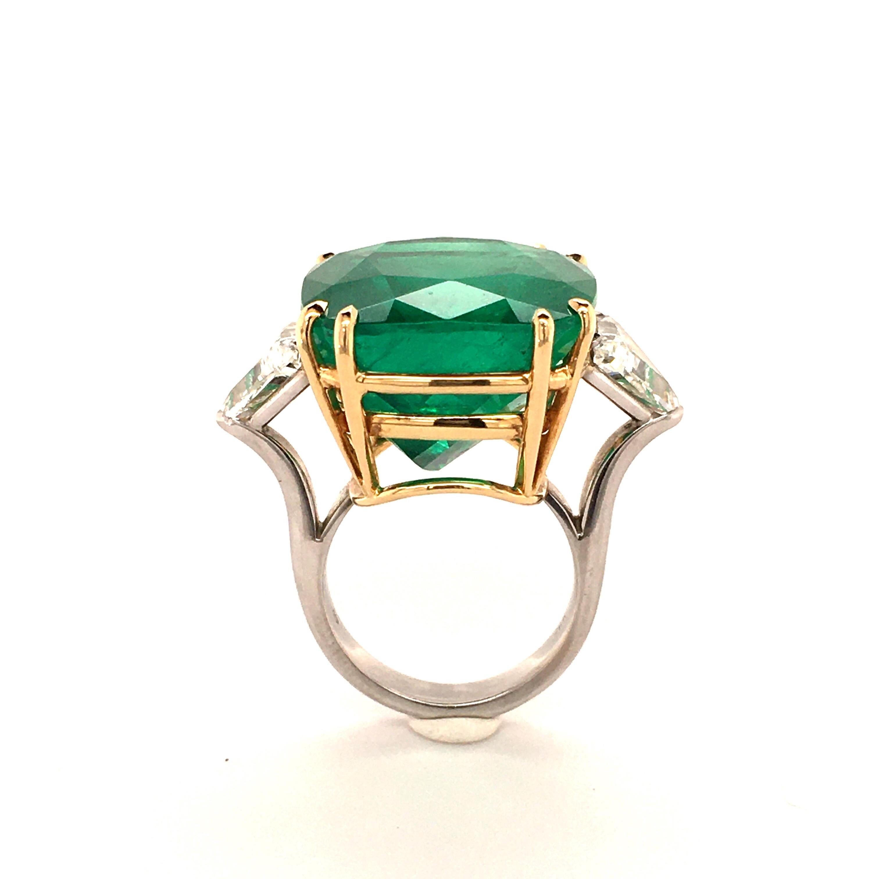 Spektakulärer 44,09 Karat kolumbianischer Smaragd und Diamant-Ring aus 18 Karat Gold 2