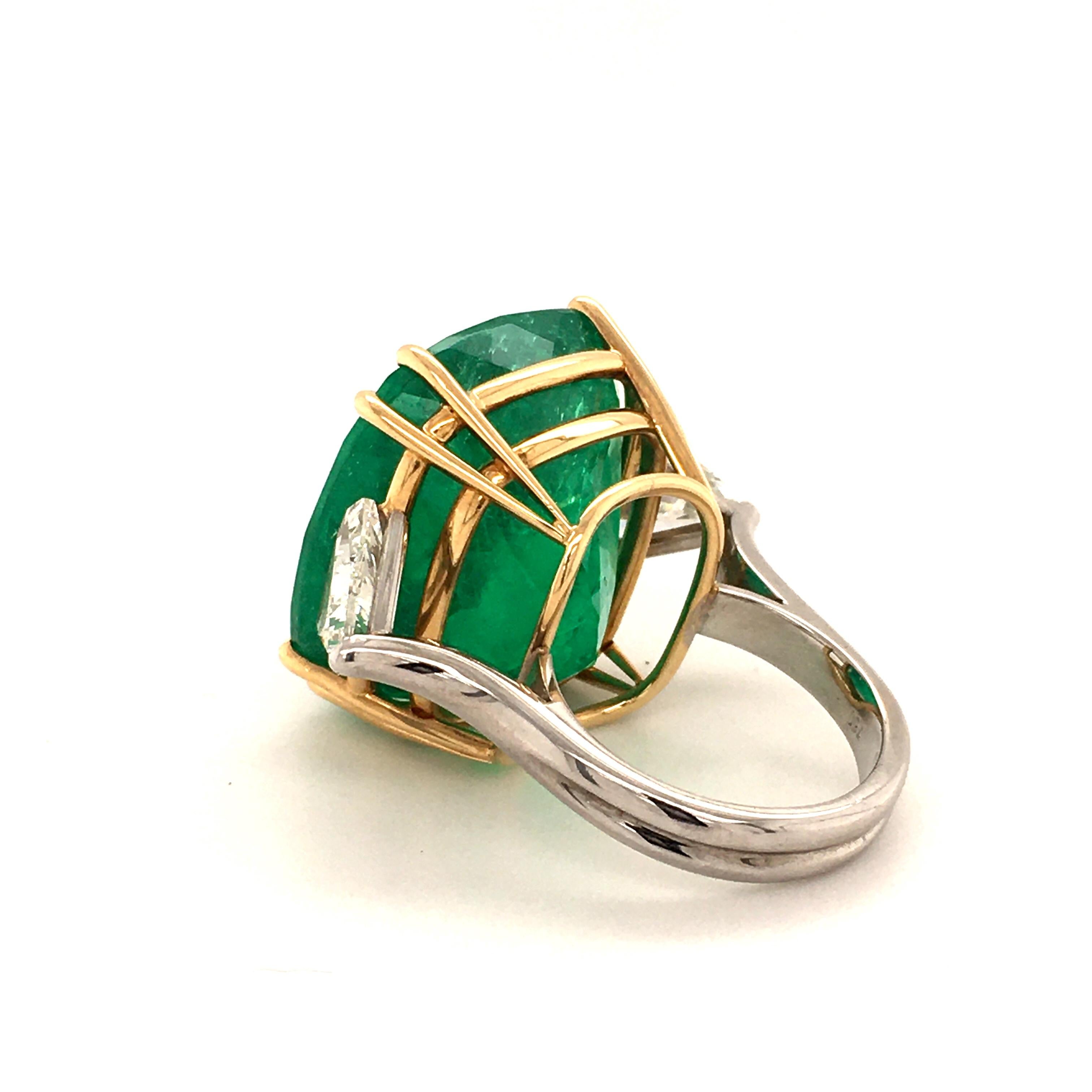 Spektakulärer 44,09 Karat kolumbianischer Smaragd und Diamant-Ring aus 18 Karat Gold 3