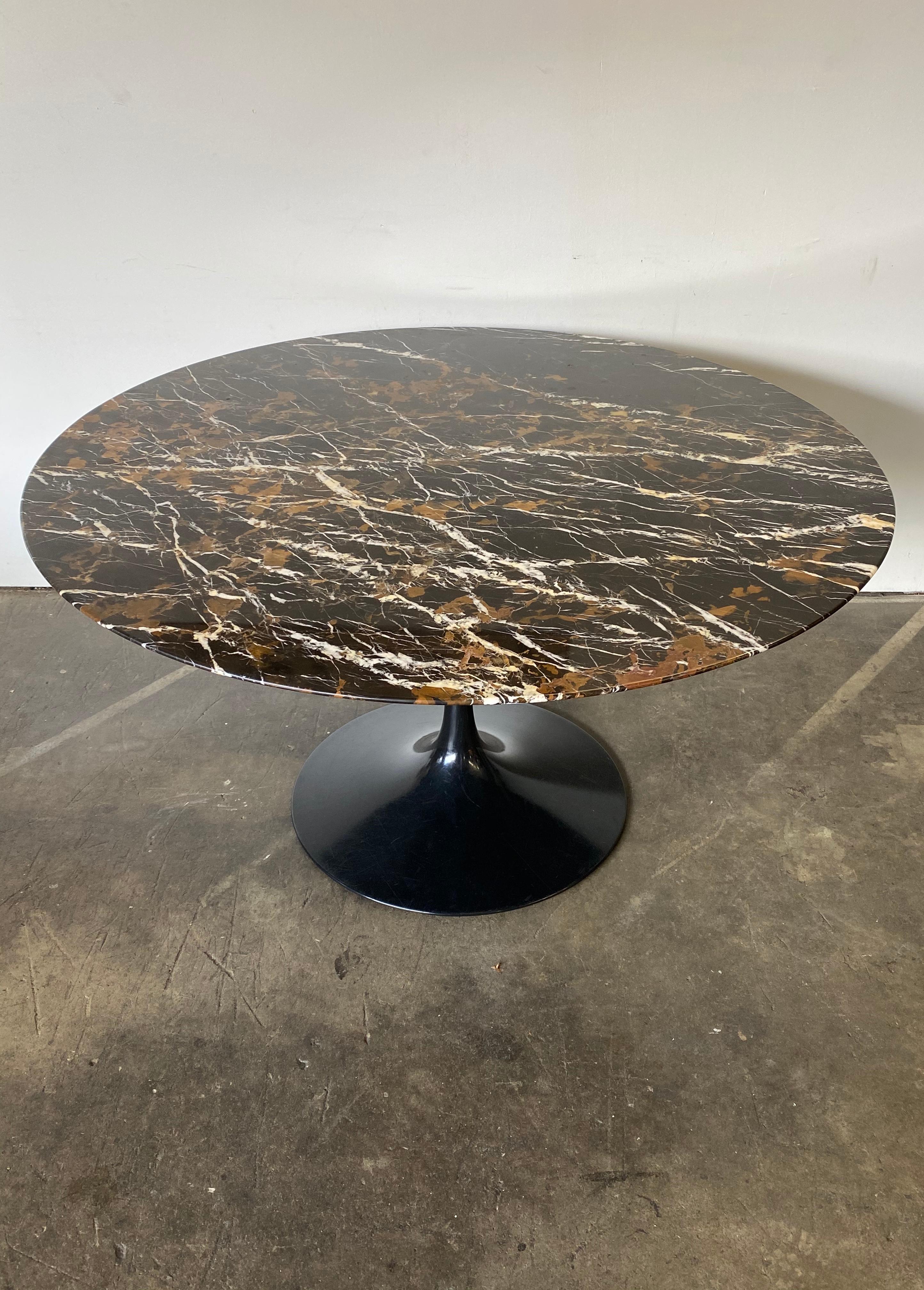 Spectacular Circular Marble Dining Table by Eero Saarinen for Knoll 2