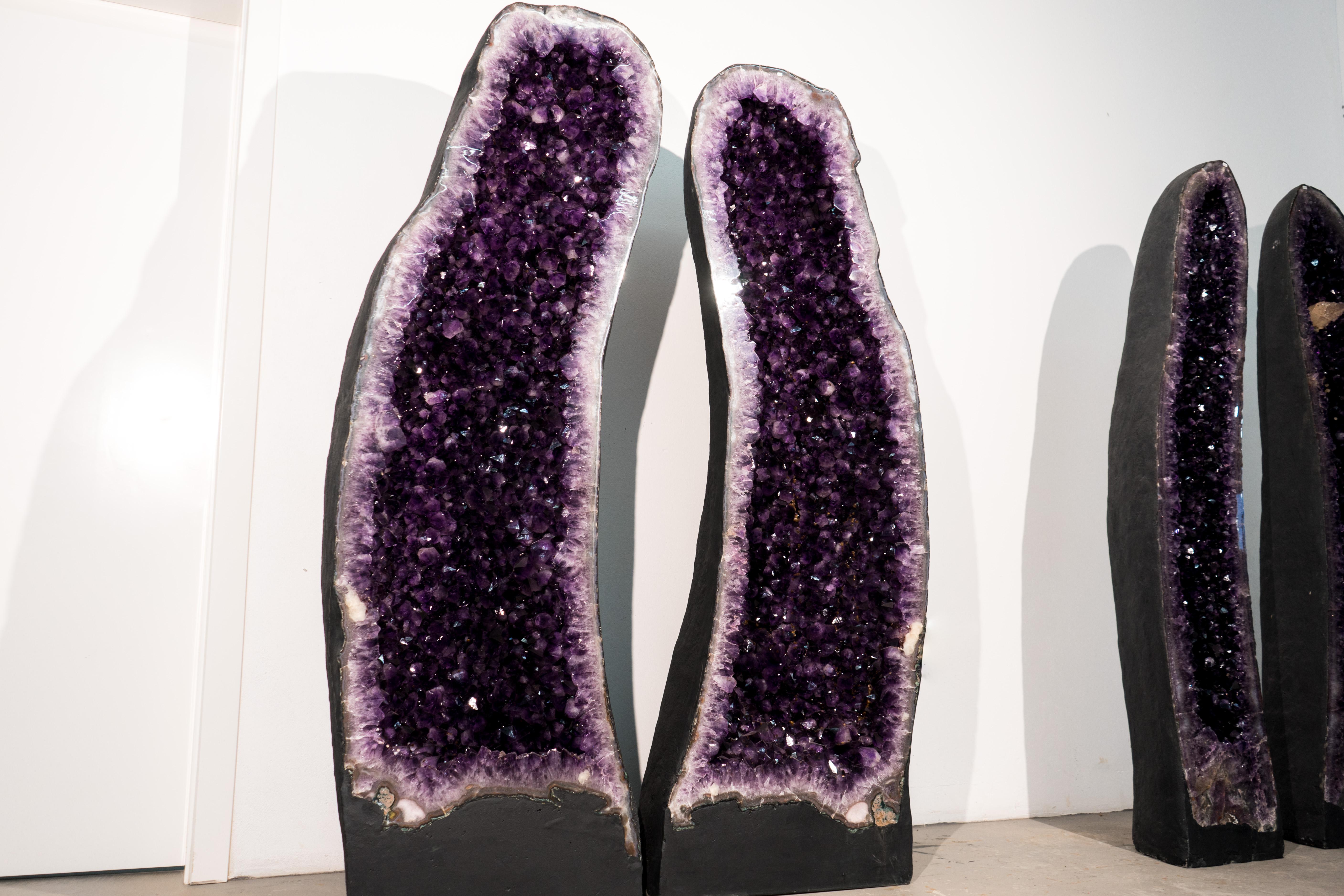 Una obra maestra de la naturaleza en forma de geodas gigantes de amatista

▫️ Descripción

Un par de Geodas de Amatista poco comunes que se elevan con presencia real, estos majestuosos ejemplares muestran brillantes cristales de color morado