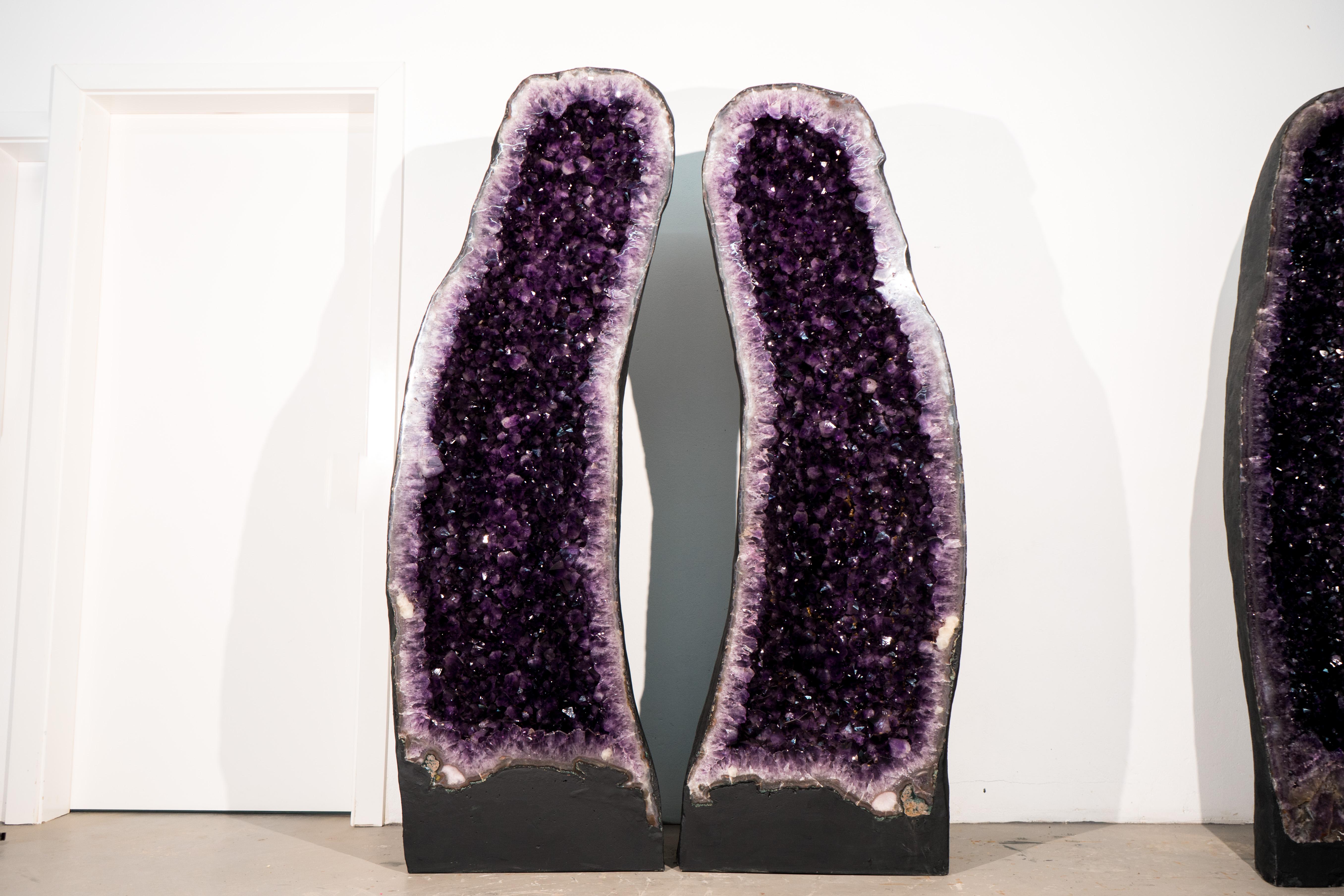Espectacular Pareja de Geodas Gigantes de Amatista de 1,8 m de Altura, Púrpura Oscuro, Calidad de Museo Brasileño en venta