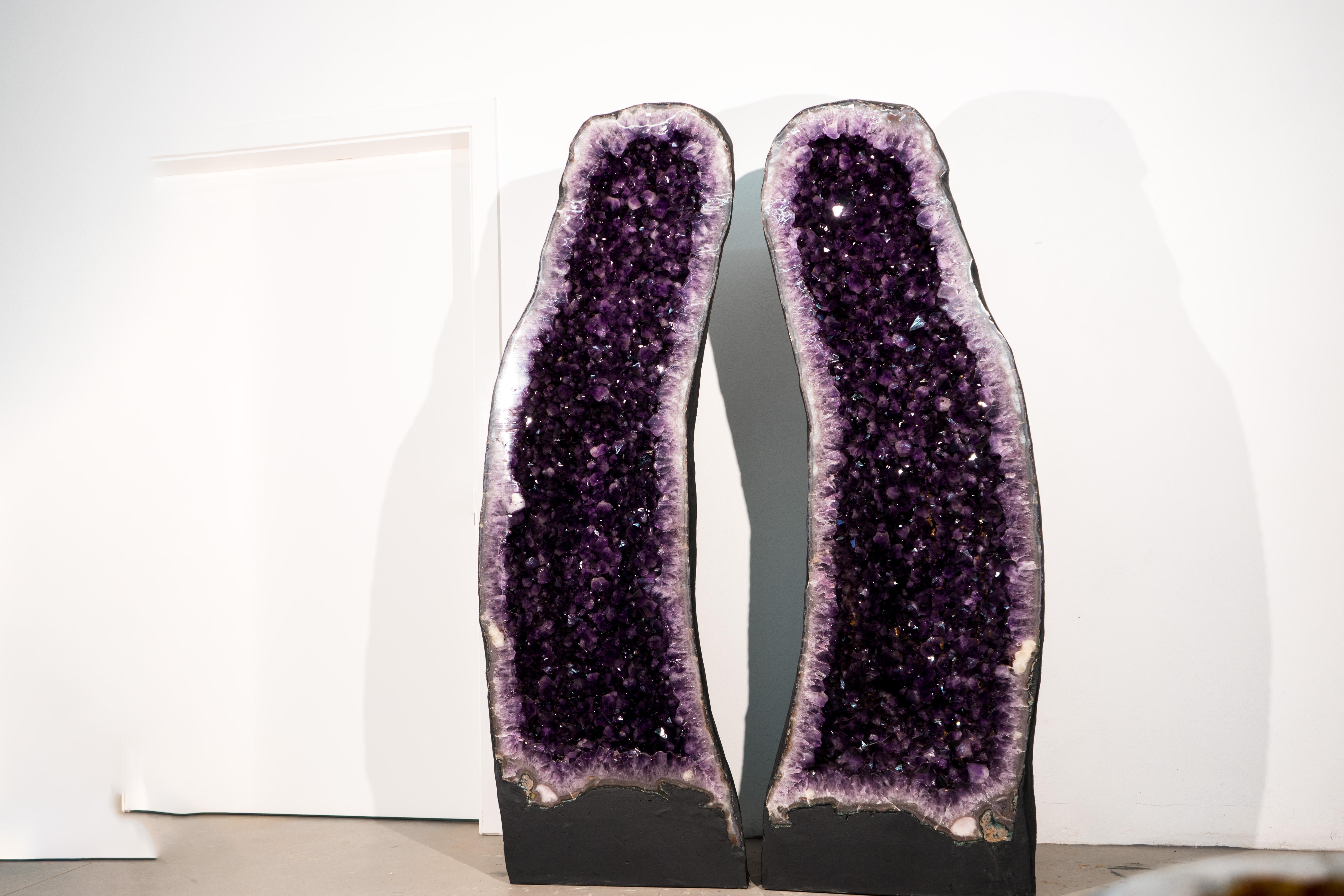 Espectacular Pareja de Geodas Gigantes de Amatista de 1,8 m de Altura, Púrpura Oscuro, Calidad de Museo Siglo XXI y contemporáneo en venta