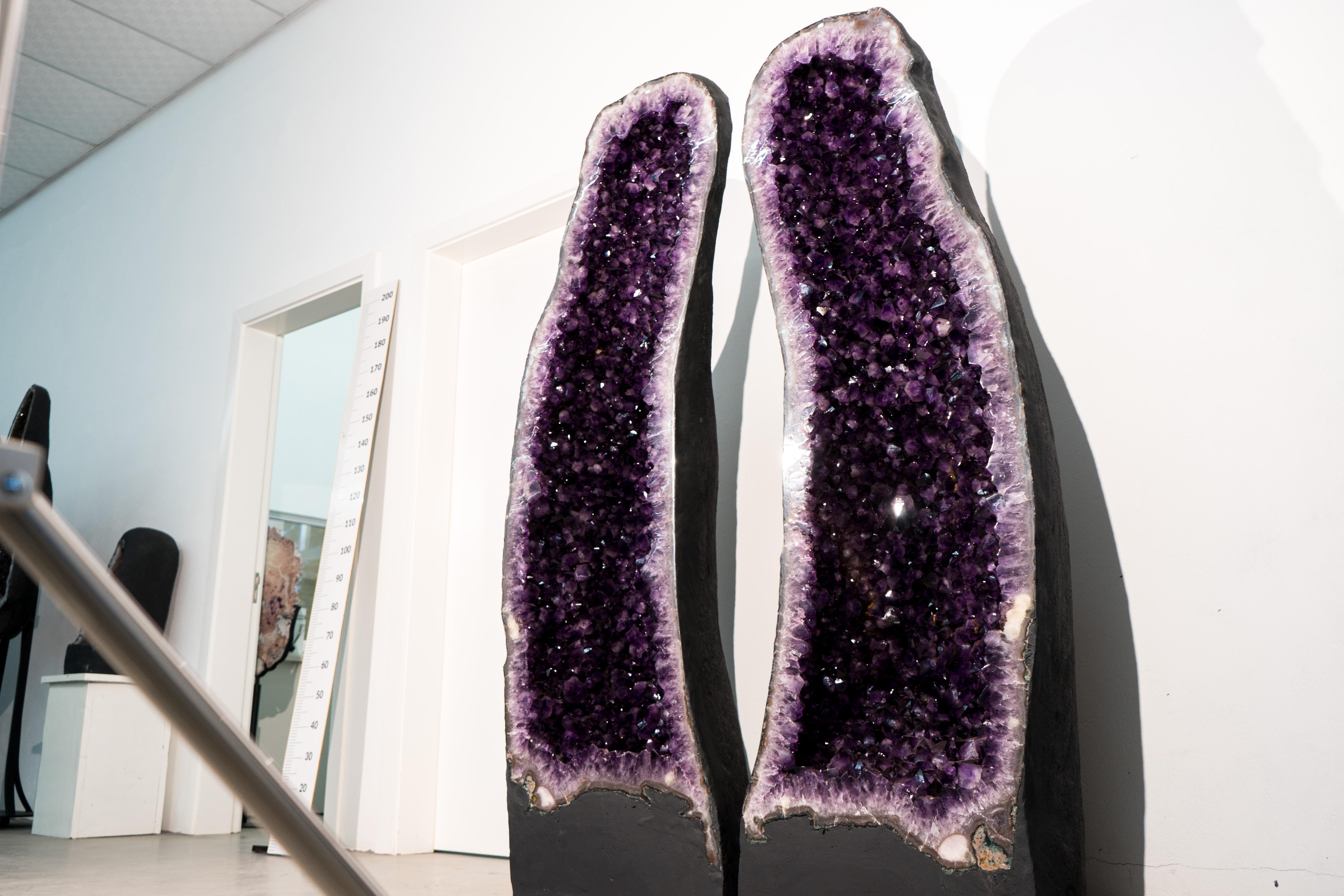 Espectacular Pareja de Geodas Gigantes de Amatista de 1,8 m de Altura, Púrpura Oscuro, Calidad de Museo Cristal en venta