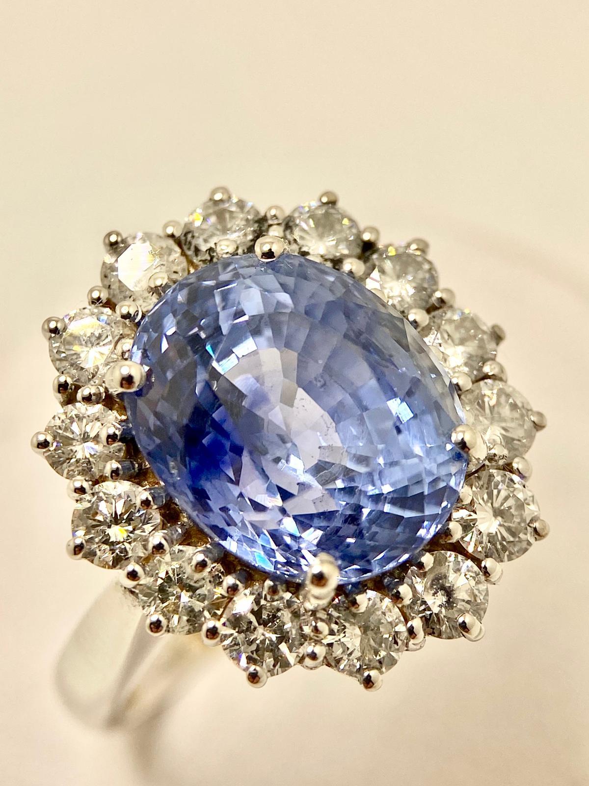 Cette bague extraordinaire présente un rare saphir naturel de Ceylan de 8,78 carats, célèbre pour sa teinte bleue 