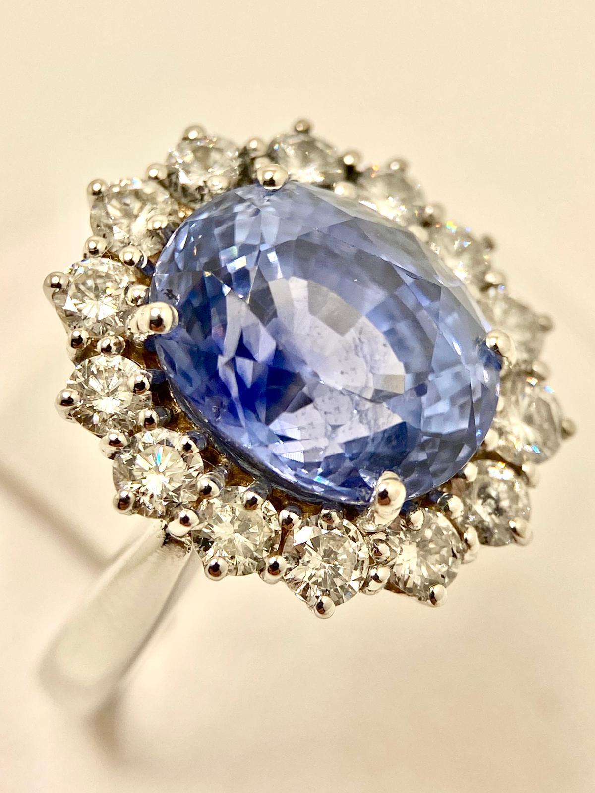 Néoclassique Spectaculaire saphir naturel de Ceylan de 8,78ct en bleu Madonna, rehaussé par 1,30ct G en vente