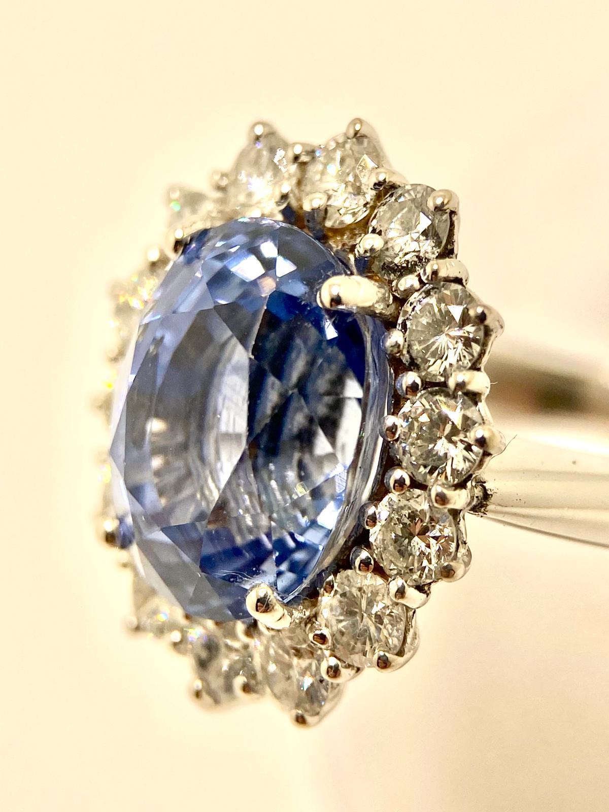 Oval Cut Spectaculaire saphir naturel de Ceylan de 8,78ct en bleu Madonna, rehaussé par 1,30ct G en vente