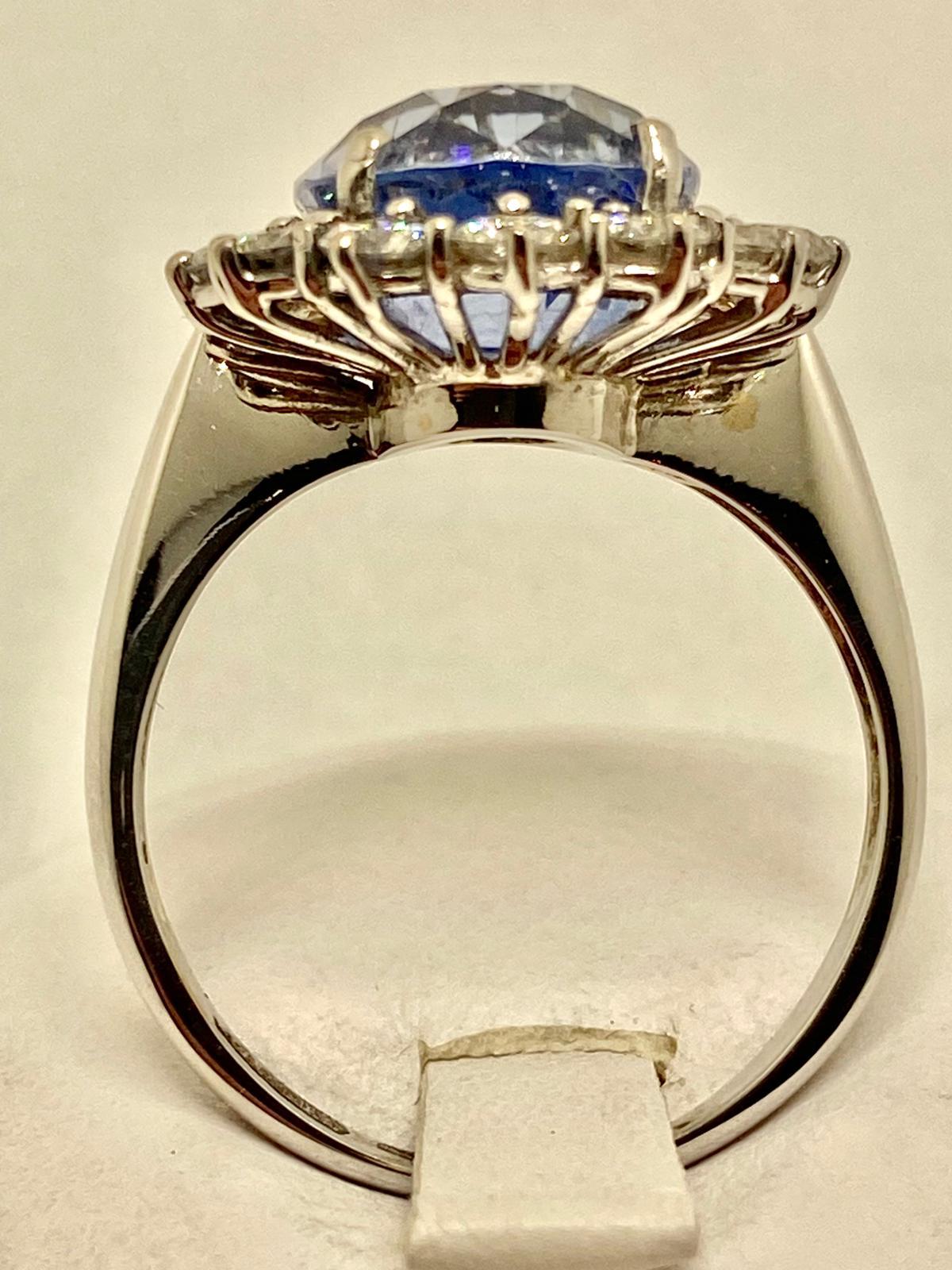 Spectaculaire saphir naturel de Ceylan de 8,78ct en bleu Madonna, rehaussé par 1,30ct G Neuf - En vente à Roma, IT