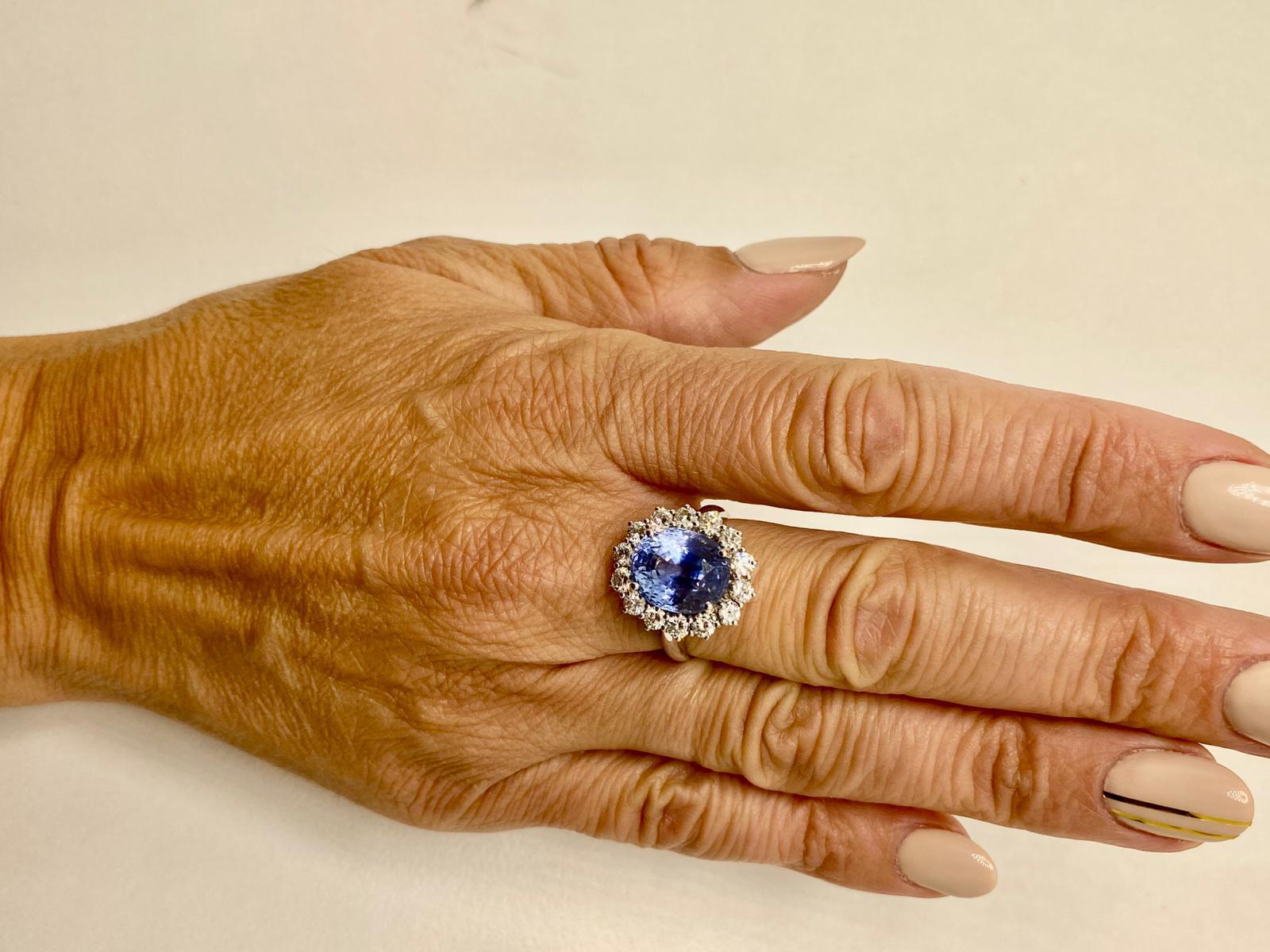 Spectaculaire saphir naturel de Ceylan de 8,78ct en bleu Madonna, rehaussé par 1,30ct G en vente 1