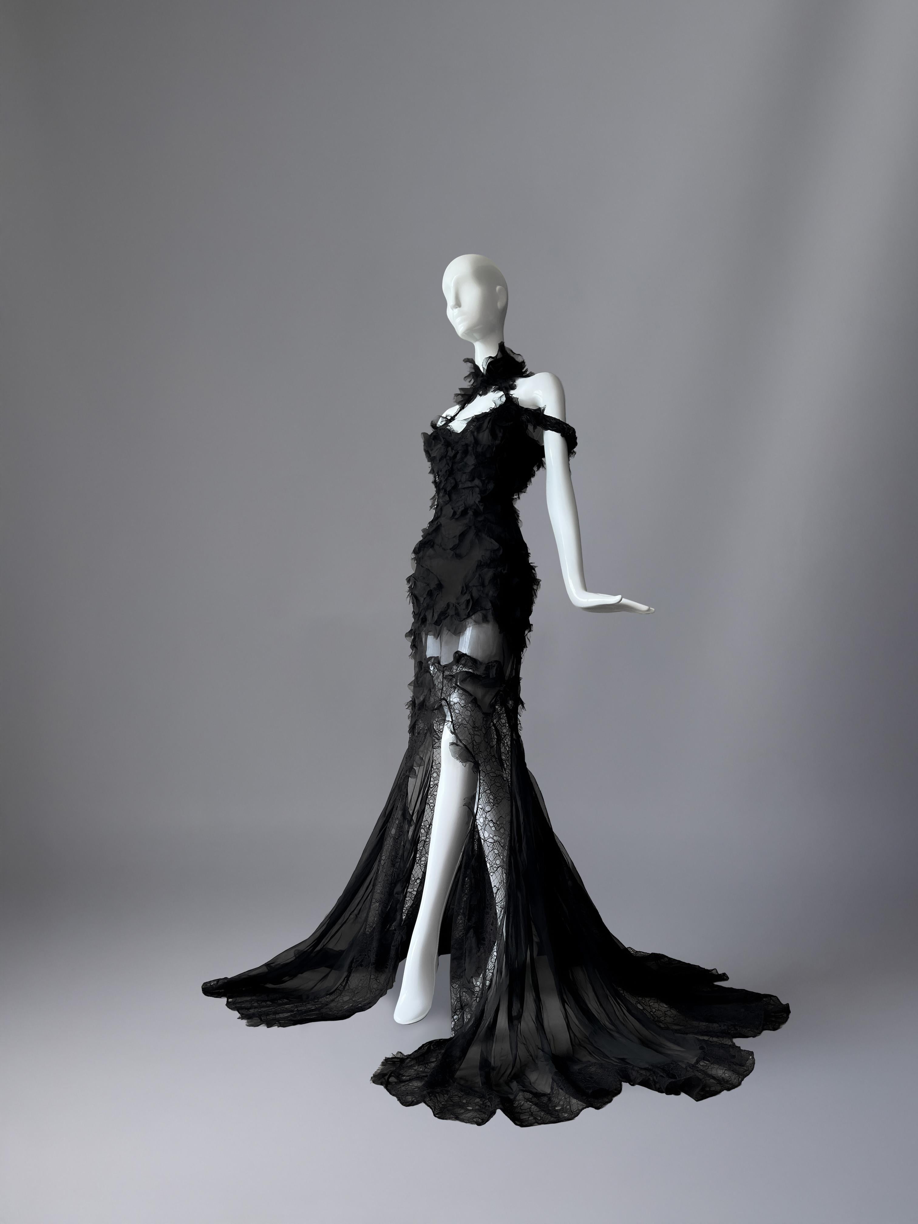 Spectacular Alexander McQueen Runway Gown Black Silk Lace Dress Bon état - En vente à Berlin, BE