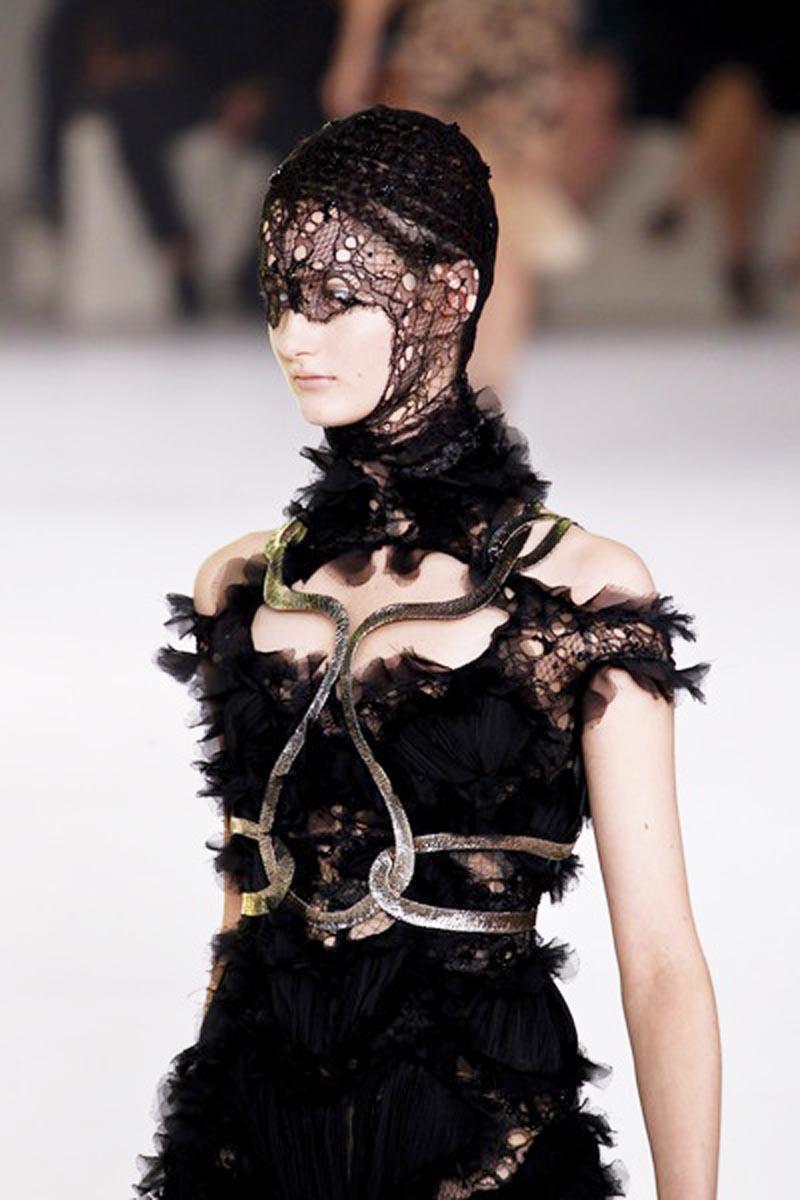Spectacular Alexander McQueen Runway Gown Black Silk Lace Dress Pour femmes en vente