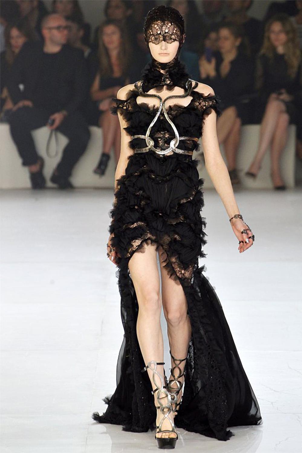 Spectacular Alexander McQueen Runway Gown Black Silk Lace Dress en vente 1